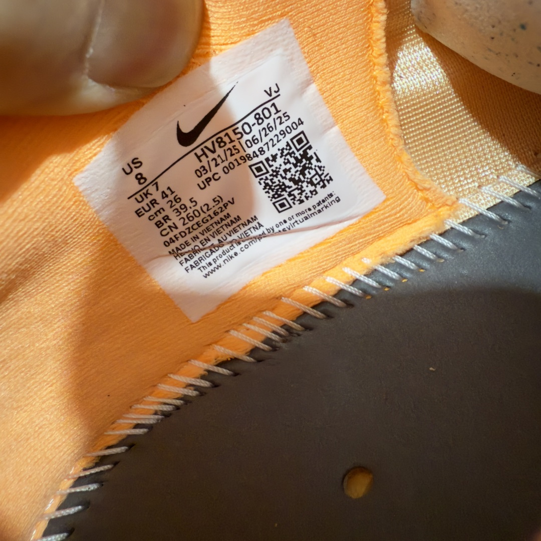 图片[9]-【XE纯原版】Nike Air Zoom Vomero Plus 全新科技运动跑HV8150-801    目前市场最强品质 原版购入开发 鞋面采用硅胶发泡立体印刷 临界ZOOM X泡棉超软弹大底 区别市场一体底 超高质检清洁度 一切材质配件均与原版一致 原楦原纸板开发 匹配原版98%以上 完美弧度版型 原厂鞋标 立体反光鞋盒标 鞋盒防撞海绵 高端玩家必推版本 高价零售必推版本 欢迎对比市面任意版本‼️ 这双鞋简直是时尚与科技的完美融合。 经典黑色鞋面，质感爆棚，搭配超亮眼的银色大勾子，瞬间成为街头焦点。不仅颜值在线，缓震性能更是一绝 不管是日常出街还是慢跑锻炼，都能给双脚极致舒适体验。  码数超全，39- 46 码任你选！别犹豫啦，穿上它，轻松走出潮流范，开启你的时尚运动新旅程！ 码段：36-46-选品中心