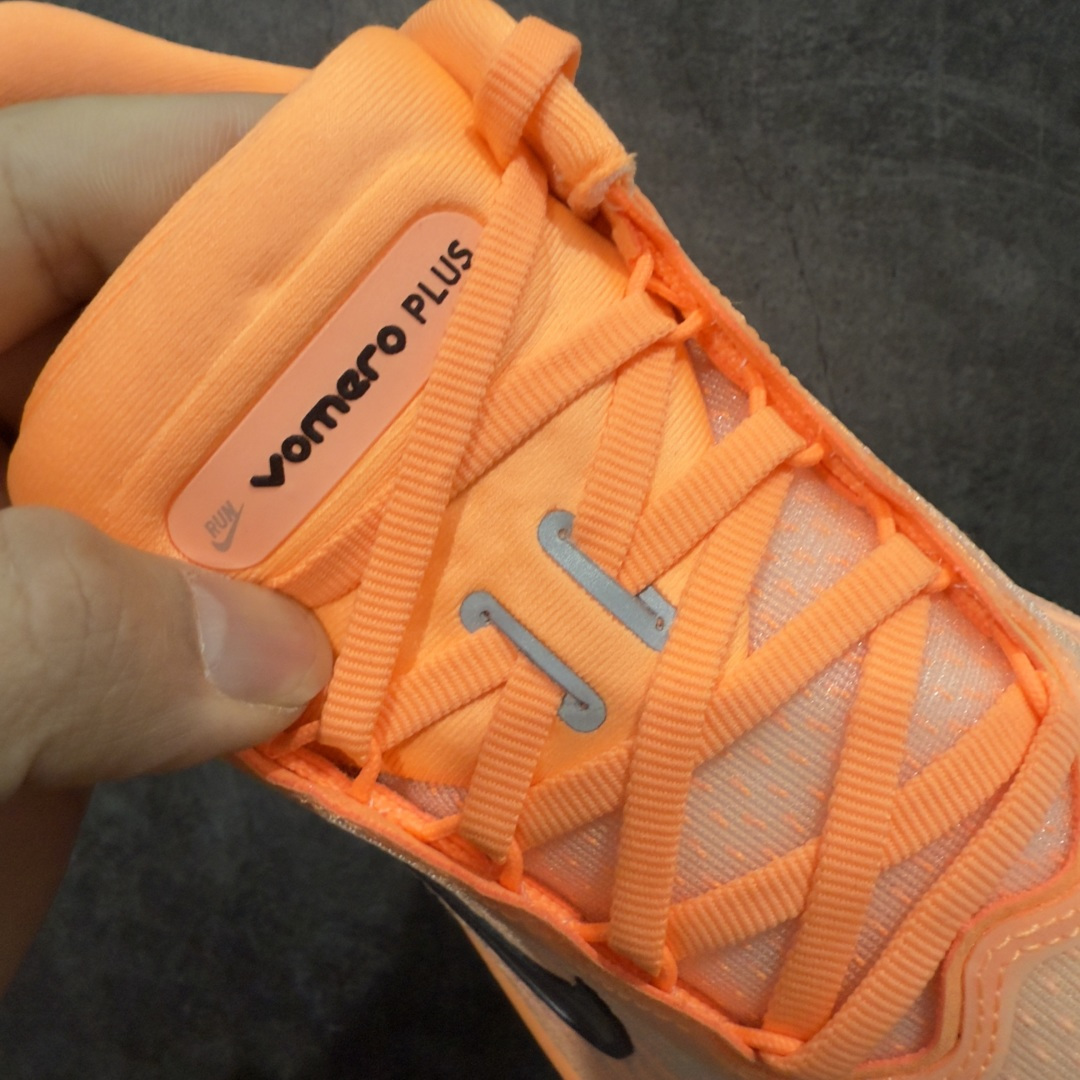 图片[6]-【XE纯原版】Nike Air Zoom Vomero Plus 全新科技运动跑HV8150-801    目前市场最强品质 原版购入开发 鞋面采用硅胶发泡立体印刷 临界ZOOM X泡棉超软弹大底 区别市场一体底 超高质检清洁度 一切材质配件均与原版一致 原楦原纸板开发 匹配原版98%以上 完美弧度版型 原厂鞋标 立体反光鞋盒标 鞋盒防撞海绵 高端玩家必推版本 高价零售必推版本 欢迎对比市面任意版本‼️ 这双鞋简直是时尚与科技的完美融合。 经典黑色鞋面，质感爆棚，搭配超亮眼的银色大勾子，瞬间成为街头焦点。不仅颜值在线，缓震性能更是一绝 不管是日常出街还是慢跑锻炼，都能给双脚极致舒适体验。  码数超全，39- 46 码任你选！别犹豫啦，穿上它，轻松走出潮流范，开启你的时尚运动新旅程！ 码段：36-46-选品中心