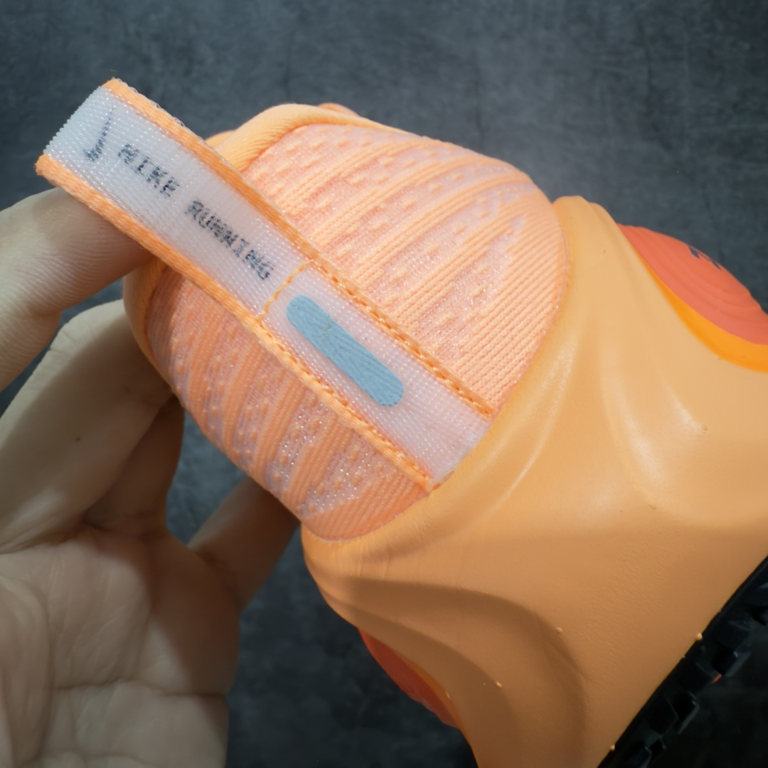 图片[2]-【XE纯原版】Nike Air Zoom Vomero Plus 全新科技运动跑HV8150-801    目前市场最强品质 原版购入开发 鞋面采用硅胶发泡立体印刷 临界ZOOM X泡棉超软弹大底 区别市场一体底 超高质检清洁度 一切材质配件均与原版一致 原楦原纸板开发 匹配原版98%以上 完美弧度版型 原厂鞋标 立体反光鞋盒标 鞋盒防撞海绵 高端玩家必推版本 高价零售必推版本 欢迎对比市面任意版本‼️ 这双鞋简直是时尚与科技的完美融合。 经典黑色鞋面，质感爆棚，搭配超亮眼的银色大勾子，瞬间成为街头焦点。不仅颜值在线，缓震性能更是一绝 不管是日常出街还是慢跑锻炼，都能给双脚极致舒适体验。  码数超全，39- 46 码任你选！别犹豫啦，穿上它，轻松走出潮流范，开启你的时尚运动新旅程！ 码段：36-46-选品中心