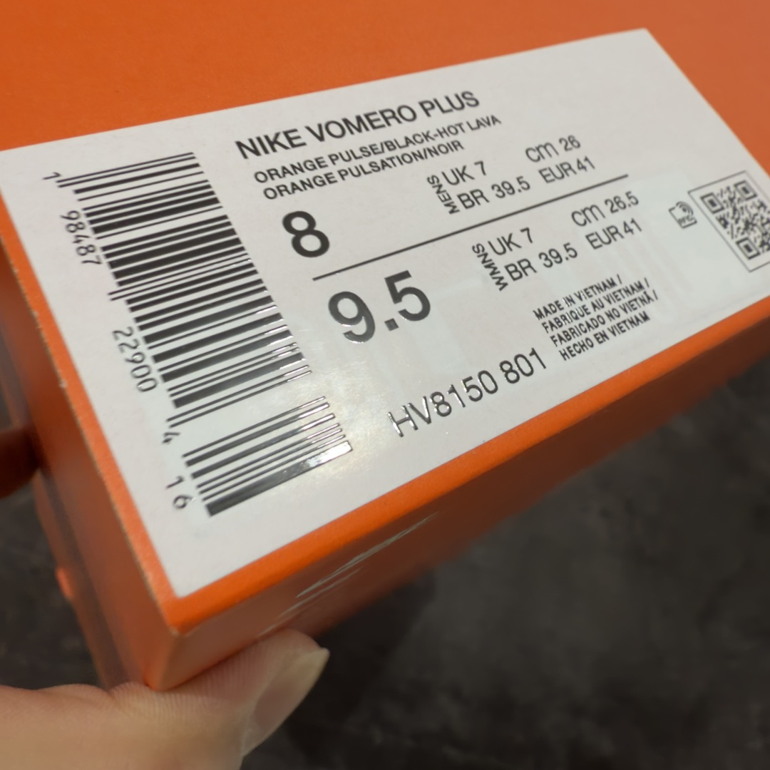 图片[10]-【XE纯原版】Nike Air Zoom Vomero Plus 全新科技运动跑HV8150-801    目前市场最强品质 原版购入开发 鞋面采用硅胶发泡立体印刷 临界ZOOM X泡棉超软弹大底 区别市场一体底 超高质检清洁度 一切材质配件均与原版一致 原楦原纸板开发 匹配原版98%以上 完美弧度版型 原厂鞋标 立体反光鞋盒标 鞋盒防撞海绵 高端玩家必推版本 高价零售必推版本 欢迎对比市面任意版本‼️ 这双鞋简直是时尚与科技的完美融合。 经典黑色鞋面，质感爆棚，搭配超亮眼的银色大勾子，瞬间成为街头焦点。不仅颜值在线，缓震性能更是一绝 不管是日常出街还是慢跑锻炼，都能给双脚极致舒适体验。  码数超全，39- 46 码任你选！别犹豫啦，穿上它，轻松走出潮流范，开启你的时尚运动新旅程！ 码段：36-46-选品中心