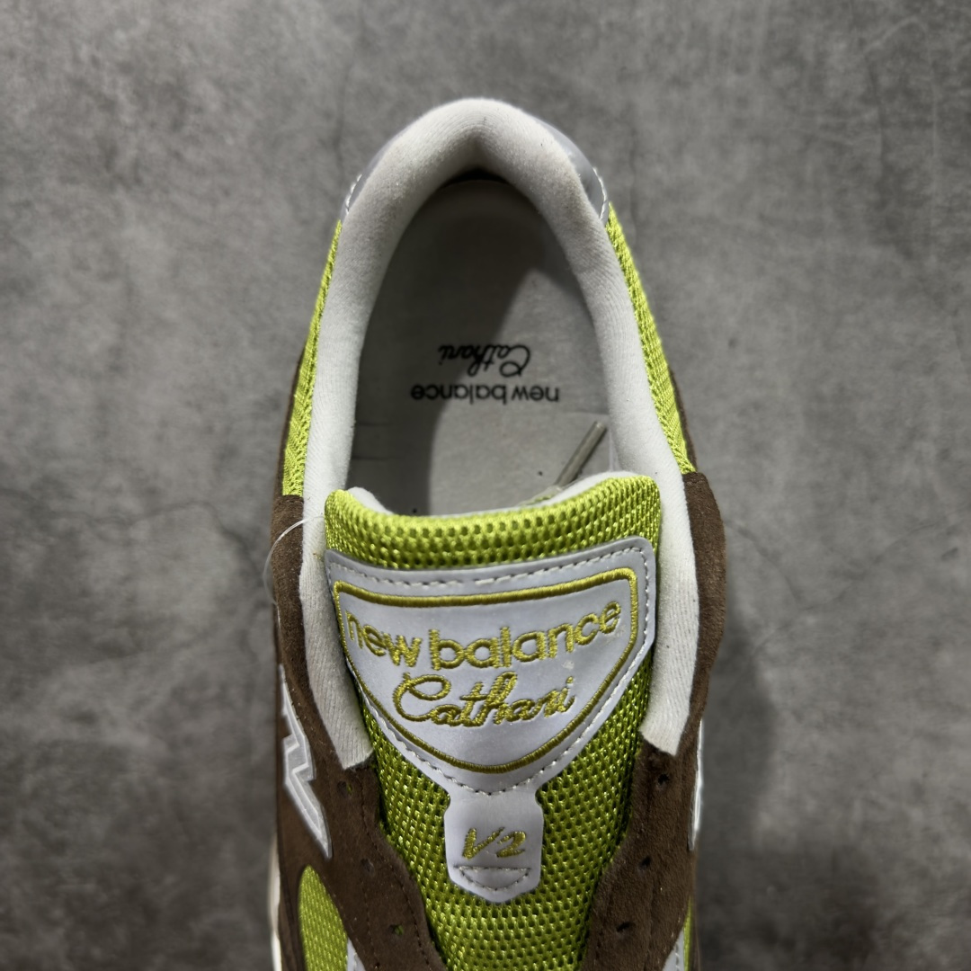 图片[8]-【ZOK/Goat版】Kith x New Balance NB991 踪绿 U991CK2 独家私模 NB天花板 打破市面NB无高端格局 原鞋购入开发 采购原厂皮料 正确3M反光细节 原楦原纸版开发 正确6层组合底模精密开发 后跟透明TPU水晶装饰条稳固 沿用了引以为傲的跑鞋手工技艺 采用猪皮绒面并包裹局部透气网面的鞋身设计 菱网鞋舌上刻有New Balance USA 鞋面依旧&身着经典的大热之灰 彰显了其高端的品质身份 尺码：36 37 37.5 38 38.5 39 40 40.5 41.5 42 42.5 43 44 45 46.5-选品中心