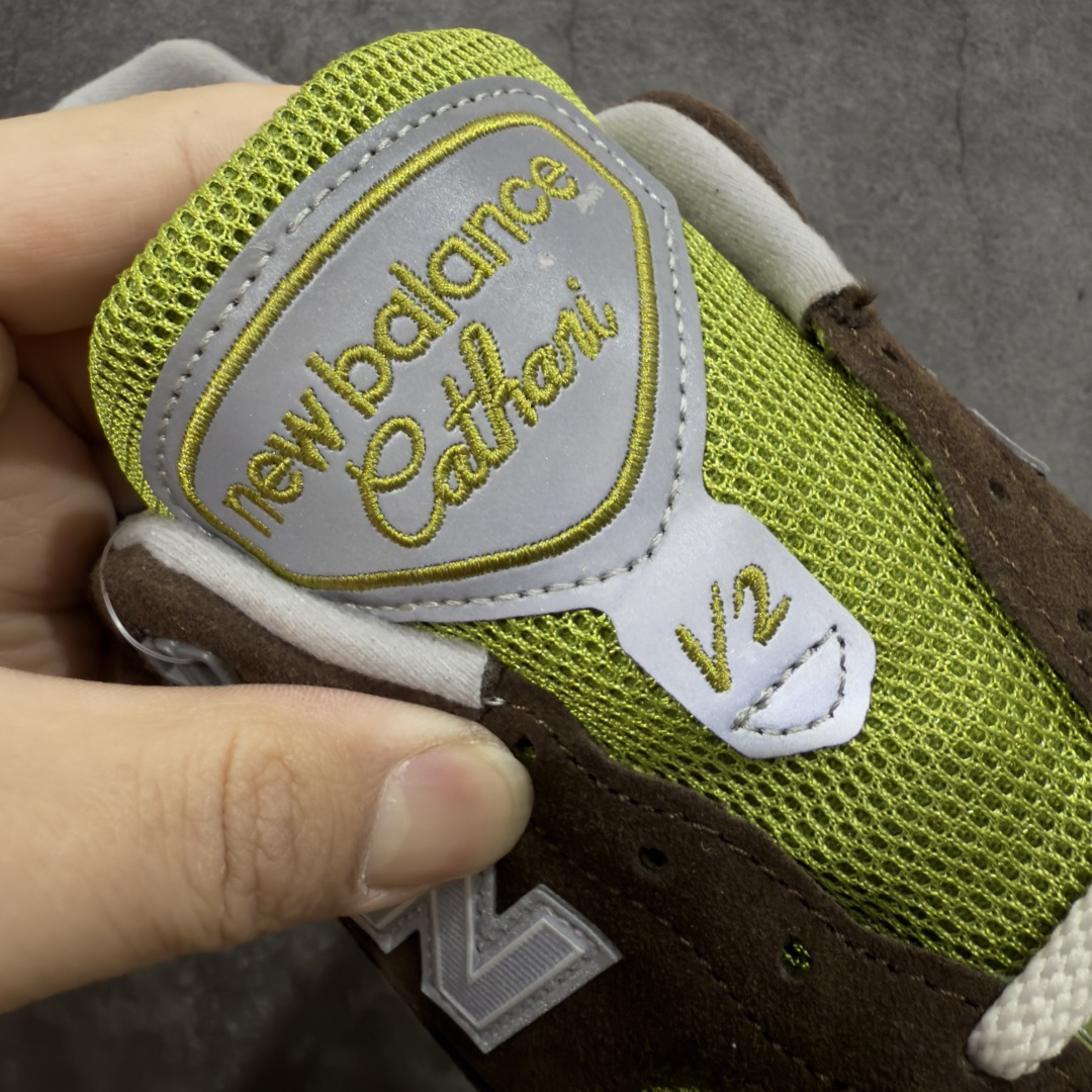 图片[6]-【ZOK/Goat版】Kith x New Balance NB991 踪绿 U991CK2 独家私模 NB天花板 打破市面NB无高端格局 原鞋购入开发 采购原厂皮料 正确3M反光细节 原楦原纸版开发 正确6层组合底模精密开发 后跟透明TPU水晶装饰条稳固 沿用了引以为傲的跑鞋手工技艺 采用猪皮绒面并包裹局部透气网面的鞋身设计 菱网鞋舌上刻有New Balance USA 鞋面依旧&身着经典的大热之灰 彰显了其高端的品质身份 尺码：36 37 37.5 38 38.5 39 40 40.5 41.5 42 42.5 43 44 45 46.5-选品中心