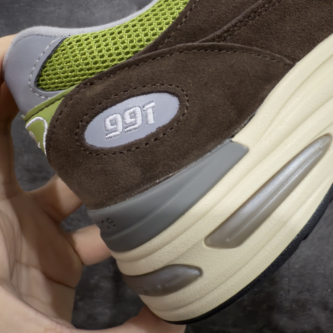 图片[3]-【ZOK/Goat版】Kith x New Balance NB991 踪绿 U991CK2 独家私模 NB天花板 打破市面NB无高端格局 原鞋购入开发 采购原厂皮料 正确3M反光细节 原楦原纸版开发 正确6层组合底模精密开发 后跟透明TPU水晶装饰条稳固 沿用了引以为傲的跑鞋手工技艺 采用猪皮绒面并包裹局部透气网面的鞋身设计 菱网鞋舌上刻有New Balance USA 鞋面依旧&身着经典的大热之灰 彰显了其高端的品质身份 尺码：36 37 37.5 38 38.5 39 40 40.5 41.5 42 42.5 43 44 45 46.5-选品中心