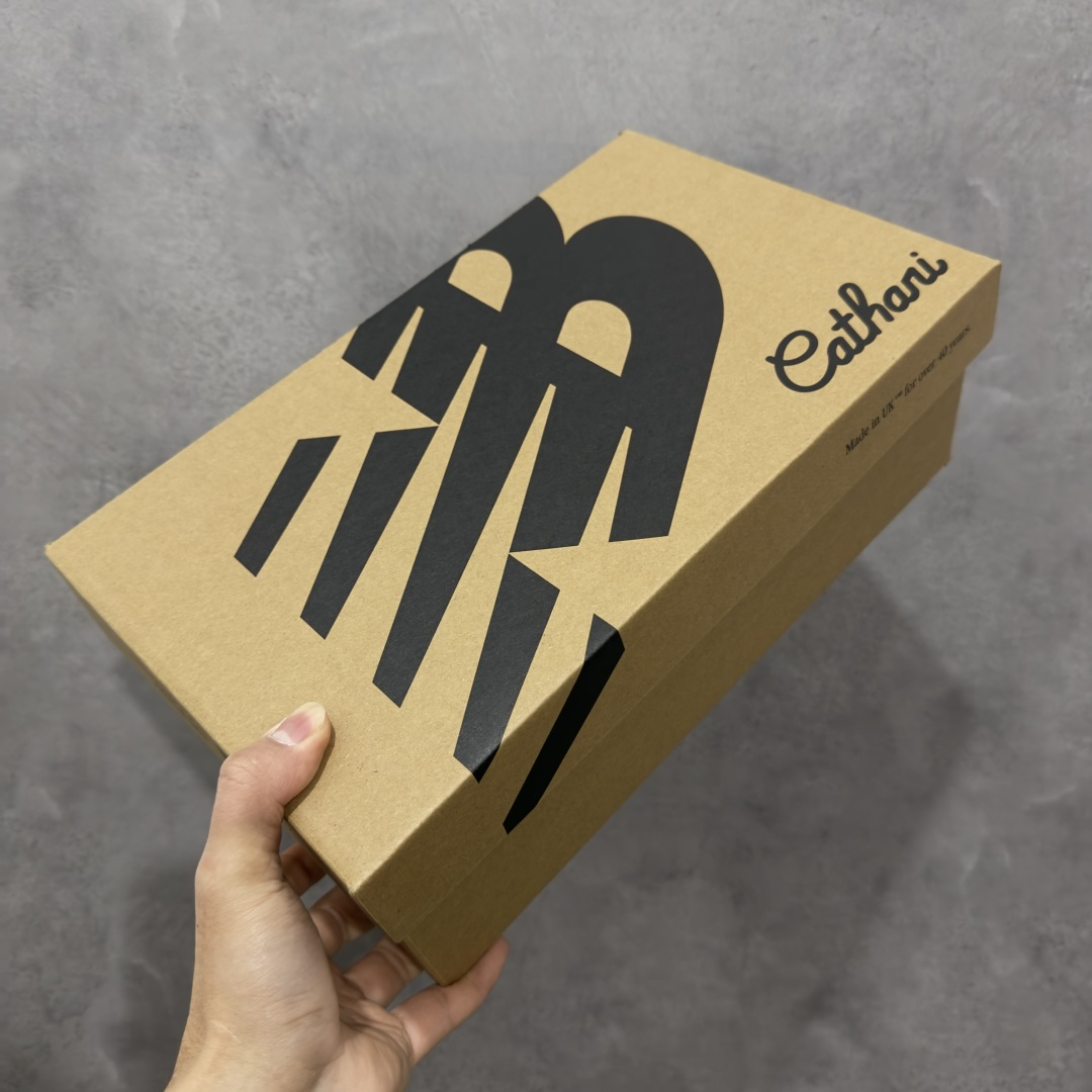 图片[12]-【ZOK/Goat版】Kith x New Balance NB991 踪绿 U991CK2 独家私模 NB天花板 打破市面NB无高端格局 原鞋购入开发 采购原厂皮料 正确3M反光细节 原楦原纸版开发 正确6层组合底模精密开发 后跟透明TPU水晶装饰条稳固 沿用了引以为傲的跑鞋手工技艺 采用猪皮绒面并包裹局部透气网面的鞋身设计 菱网鞋舌上刻有New Balance USA 鞋面依旧&身着经典的大热之灰 彰显了其高端的品质身份 尺码：36 37 37.5 38 38.5 39 40 40.5 41.5 42 42.5 43 44 45 46.5-选品中心