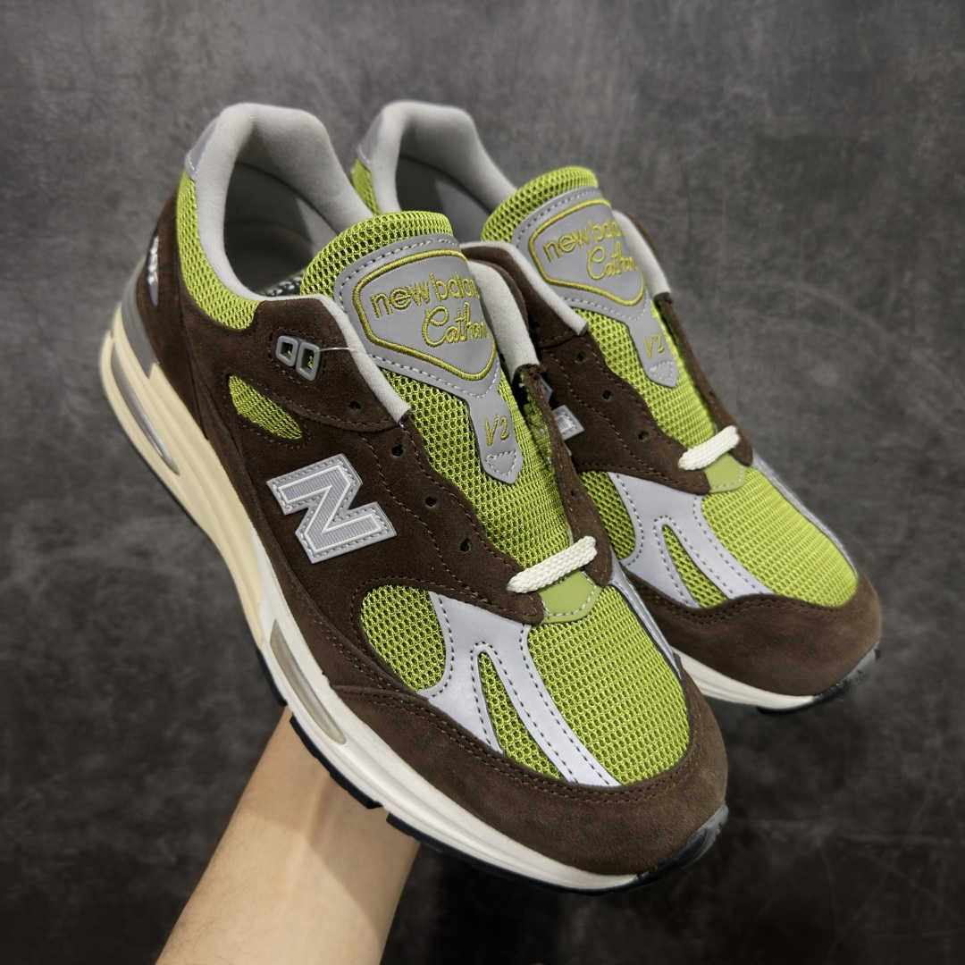 【ZOK/Goat版】Kith x New Balance NB991 踪绿 U991CK2 独家私模 NB天花板 打破市面NB无高端格局 原鞋购入开发 采购原厂皮料 正确3M反光细节 原楦原纸版开发 正确6层组合底模精密开发 后跟透明TPU水晶装饰条稳固 沿用了引以为傲的跑鞋手工技艺 采用猪皮绒面并包裹局部透气网面的鞋身设计 菱网鞋舌上刻有New Balance USA 鞋面依旧&身着经典的大热之灰 彰显了其高端的品质身份 尺码：36 37 37.5 38 38.5 39 40 40.5 41.5 42 42.5 43 44 45 46.5-选品中心