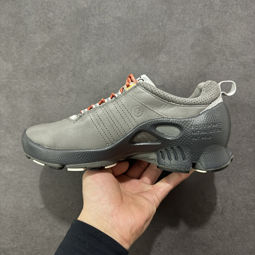 图片[2]-【公司级】ECCO Biom 2025款 爱步 健步 低帮 黑色 圆通系带户外运动登山鞋徒步鞋 经典和现代工艺品质融合 精选小牛皮面料 百搭休闲老爹鞋 舒适性相当不错 版型楦型非常到位上脚 专柜热销款 独有鞋型设计 特有Logo车边 特别有型 北欧风格 舒适 休闲保暖 超弹性 耐磨 减震 按摩大底(PU+TPU 组合） 尺码：39-45 货号：091504-01013 编码：XYB330340-选品中心