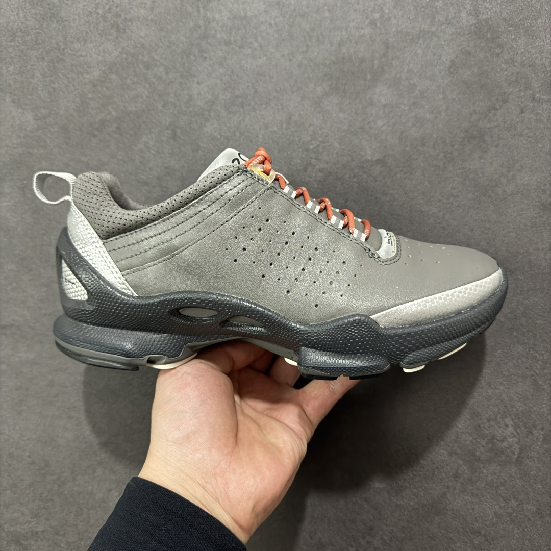 【公司级】ECCO Biom 2025款 爱步 健步 低帮 黑色 圆通系带户外运动登山鞋徒步鞋 经典和现代工艺品质融合 精选小牛皮面料 百搭休闲老爹鞋 舒适性相当不错 版型楦型非常到位上脚 专柜热销款 独有鞋型设计 特有Logo车边 特别有型 北欧风格 舒适 休闲保暖 超弹性 耐磨 减震 按摩大底(PU+TPU 组合） 尺码：39-45 货号：091504-01013 编码：XYB330340-选品中心