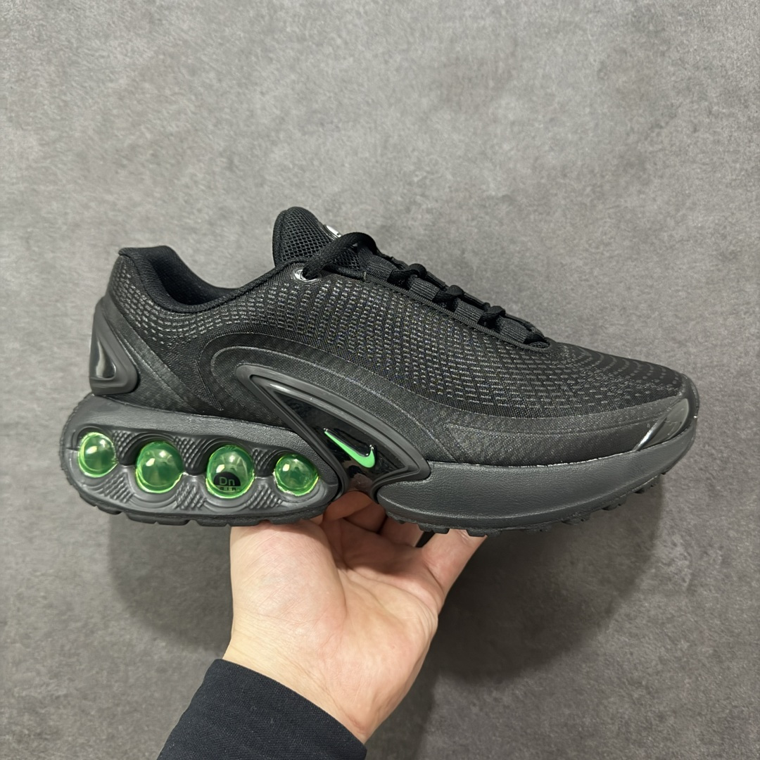 【纯原YH版】Nike Air Max Dn 舒适耐用 防滑耐磨 低帮 生活休闲鞋 今年 Air Max Day，搭载 “Dynamic Air”技术的 Nike Air Max Dn 首次亮相，四个分区圆形开窗气垫带来极高的辨识度。采用“Dynamic Air”技术加持，不仅具备着充满科技感的外观，更具备着优越的穿着质感。TPU 拱形稳定片为中足提供结构支撑，搭配后跟 TPU 贴片起到支撑跟腱的作用。注入式 Phylon 泡绵包裹 Air 气垫单元，适合街头行走的橡胶大底则包裹足跟部位，提供抓地力和耐穿性。 货号：FQ7860-003 尺码：36 37.5 38 39 40 41 42 43 44 45-选品中心