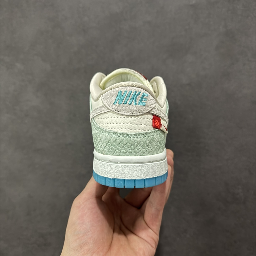 图片[4]-特价【GQ福利】NK Dunk Low LX CNY Year Of The Dragon 龙年限定 白绿仙人掌 FZ5065-111 口碑大厂出品 品控大底版型不断改良更新品质稳定 全套原纸板楦头开发 确保原汁原味 完美呈现DUNK版型 原厂玻璃冲刀 超高清洁度 全鞋零毛边皮料切割 全鞋以白绿色呈现 红色和蓝色点缀 鞋面采用皮革和翻毛皮材质拼接打造 并在翻毛皮上加入了龙鳞纹图案 鞋带扣也换成了龙爪样式 新年氛围感十足 尺码：36 36.5 37.5 38 38.5 39 40 40.5 41 42 42.5 43 44 44.5 45 46-选品中心