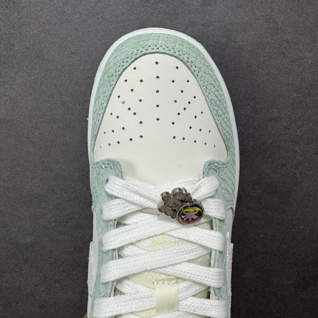 图片[8]-特价【GQ福利】NK Dunk Low LX CNY Year Of The Dragon 龙年限定 白绿仙人掌 FZ5065-111 口碑大厂出品 品控大底版型不断改良更新品质稳定 全套原纸板楦头开发 确保原汁原味 完美呈现DUNK版型 原厂玻璃冲刀 超高清洁度 全鞋零毛边皮料切割 全鞋以白绿色呈现 红色和蓝色点缀 鞋面采用皮革和翻毛皮材质拼接打造 并在翻毛皮上加入了龙鳞纹图案 鞋带扣也换成了龙爪样式 新年氛围感十足 尺码：36 36.5 37.5 38 38.5 39 40 40.5 41 42 42.5 43 44 44.5 45 46-选品中心