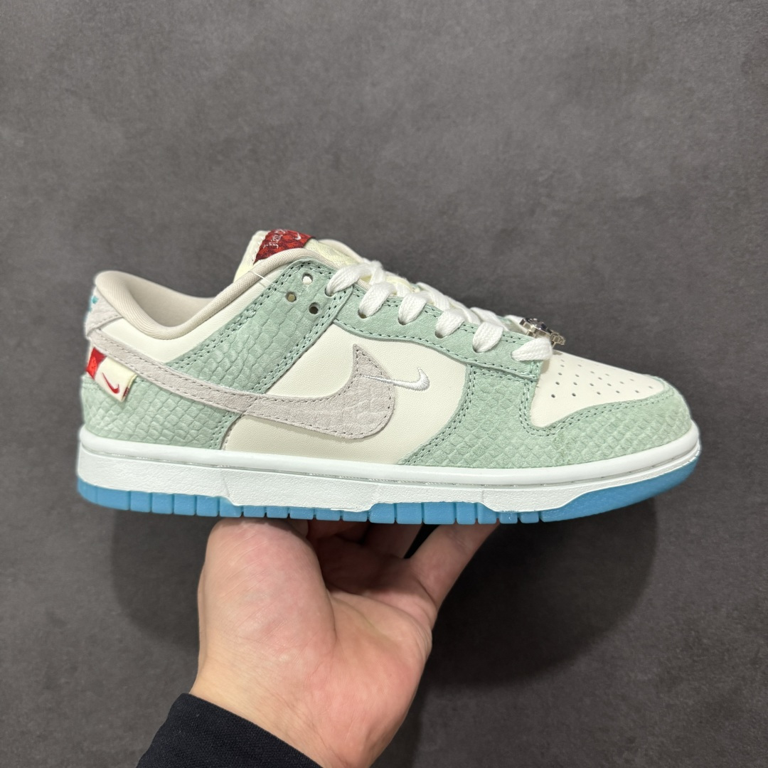 特价【GQ福利】NK Dunk Low LX CNY Year Of The Dragon 龙年限定 白绿仙人掌 FZ5065-111 口碑大厂出品 品控大底版型不断改良更新品质稳定 全套原纸板楦头开发 确保原汁原味 完美呈现DUNK版型 原厂玻璃冲刀 超高清洁度 全鞋零毛边皮料切割 全鞋以白绿色呈现 红色和蓝色点缀 鞋面采用皮革和翻毛皮材质拼接打造 并在翻毛皮上加入了龙鳞纹图案 鞋带扣也换成了龙爪样式 新年氛围感十足 尺码：36 36.5 37.5 38 38.5 39 40 40.5 41 42 42.5 43 44 44.5 45 46-选品中心