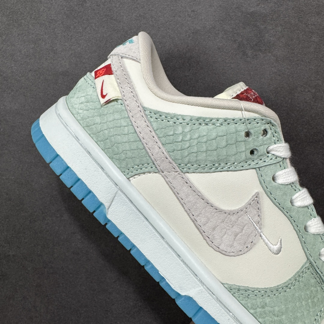 图片[6]-特价【GQ福利】NK Dunk Low LX CNY Year Of The Dragon 龙年限定 白绿仙人掌 FZ5065-111 口碑大厂出品 品控大底版型不断改良更新品质稳定 全套原纸板楦头开发 确保原汁原味 完美呈现DUNK版型 原厂玻璃冲刀 超高清洁度 全鞋零毛边皮料切割 全鞋以白绿色呈现 红色和蓝色点缀 鞋面采用皮革和翻毛皮材质拼接打造 并在翻毛皮上加入了龙鳞纹图案 鞋带扣也换成了龙爪样式 新年氛围感十足 尺码：36 36.5 37.5 38 38.5 39 40 40.5 41 42 42.5 43 44 44.5 45 46-选品中心