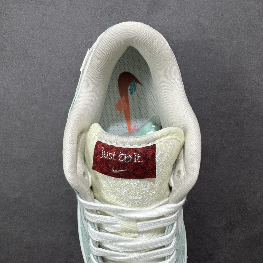 图片[7]-特价【GQ福利】NK Dunk Low LX CNY Year Of The Dragon 龙年限定 白绿仙人掌 FZ5065-111 口碑大厂出品 品控大底版型不断改良更新品质稳定 全套原纸板楦头开发 确保原汁原味 完美呈现DUNK版型 原厂玻璃冲刀 超高清洁度 全鞋零毛边皮料切割 全鞋以白绿色呈现 红色和蓝色点缀 鞋面采用皮革和翻毛皮材质拼接打造 并在翻毛皮上加入了龙鳞纹图案 鞋带扣也换成了龙爪样式 新年氛围感十足 尺码：36 36.5 37.5 38 38.5 39 40 40.5 41 42 42.5 43 44 44.5 45 46-选品中心