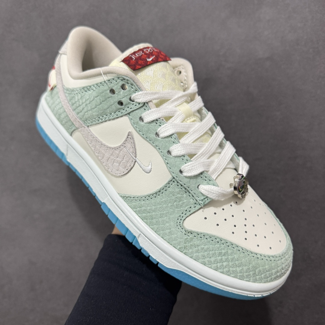 图片[3]-特价【GQ福利】NK Dunk Low LX CNY Year Of The Dragon 龙年限定 白绿仙人掌 FZ5065-111 口碑大厂出品 品控大底版型不断改良更新品质稳定 全套原纸板楦头开发 确保原汁原味 完美呈现DUNK版型 原厂玻璃冲刀 超高清洁度 全鞋零毛边皮料切割 全鞋以白绿色呈现 红色和蓝色点缀 鞋面采用皮革和翻毛皮材质拼接打造 并在翻毛皮上加入了龙鳞纹图案 鞋带扣也换成了龙爪样式 新年氛围感十足 尺码：36 36.5 37.5 38 38.5 39 40 40.5 41 42 42.5 43 44 44.5 45 46-选品中心