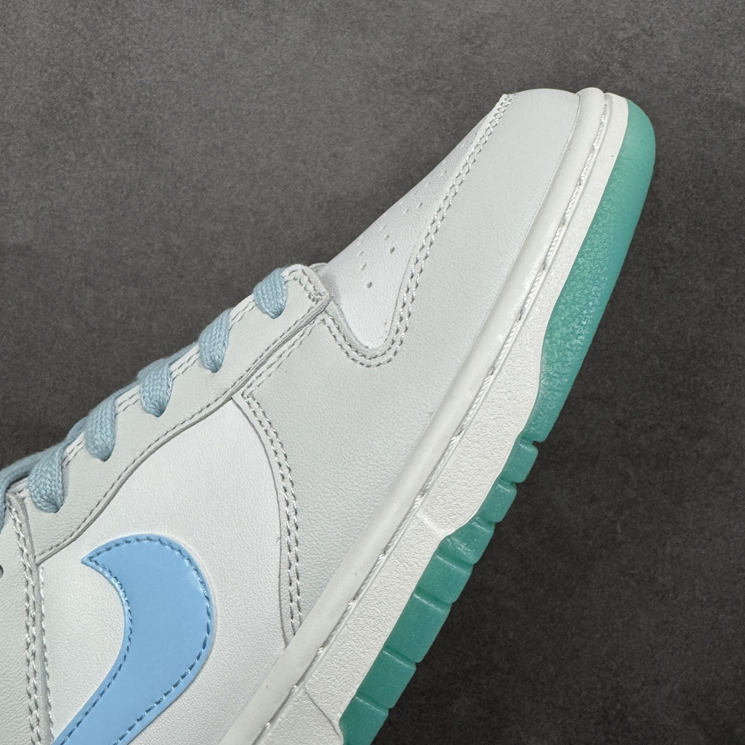 图片[5]-特价【GQ福利】NK Dunk Low 系列纯原福利特价 口碑大厂出品 品控大底版型不断改良更新品质稳定 全套原纸板楦头开发 确保原汁原味 完美呈现DUNK版型 原厂玻璃冲刀 超高清洁度 全鞋零毛边皮料切割 全鞋以白绿色呈现 红色和蓝色点缀 鞋面采用皮革和翻毛皮材质拼接打造 并在翻毛皮上加入了龙鳞纹图案 鞋带扣也换成了龙爪样式 新年氛围感十足 尺码：36 36.5 37.5 38 38.5 39 40 40.5 41 42 42.5 43 44 44.5 45 46 货号：FN3433-141-选品中心