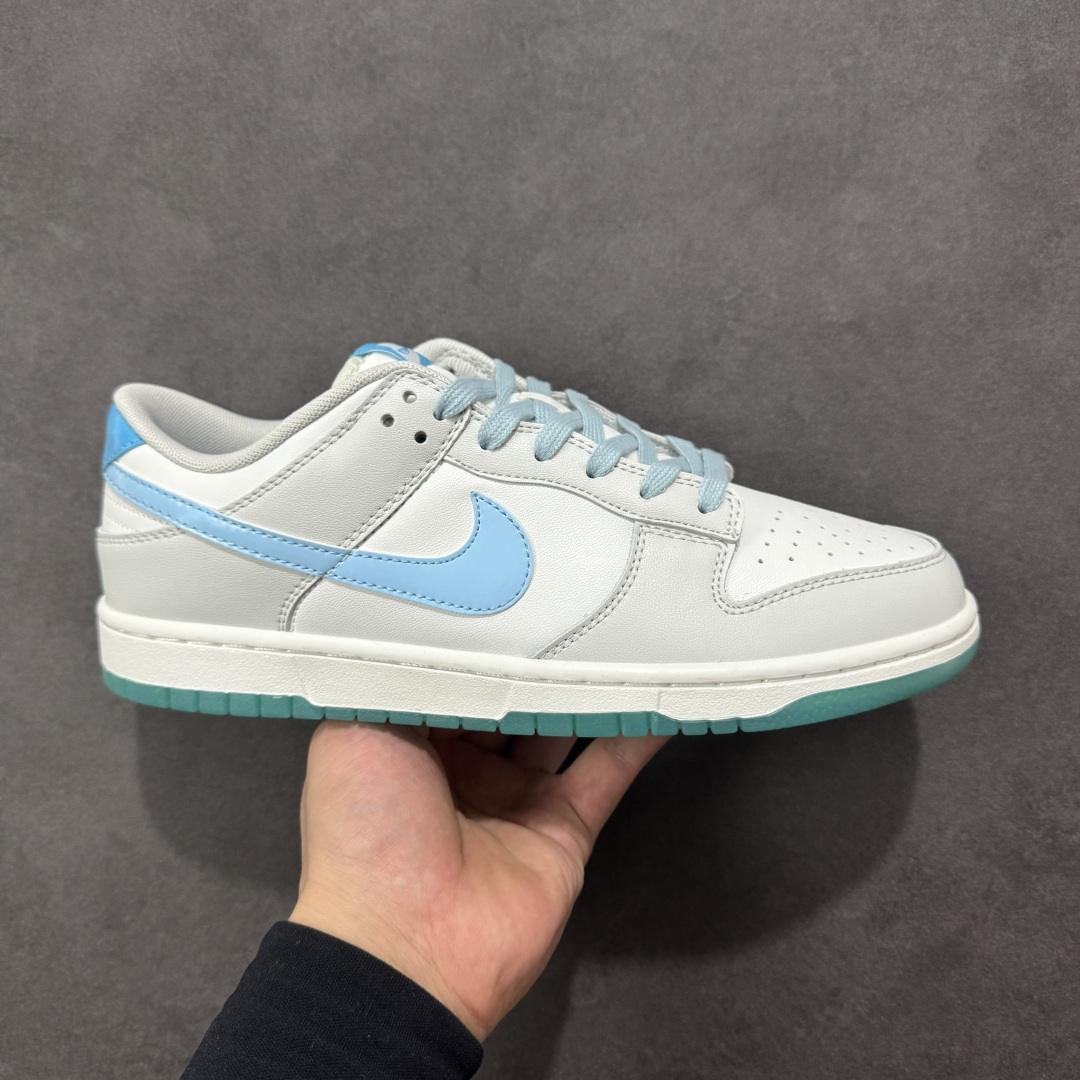 特价【GQ福利】NK Dunk Low 系列纯原福利特价 口碑大厂出品 品控大底版型不断改良更新品质稳定 全套原纸板楦头开发 确保原汁原味 完美呈现DUNK版型 原厂玻璃冲刀 超高清洁度 全鞋零毛边皮料切割 全鞋以白绿色呈现 红色和蓝色点缀 鞋面采用皮革和翻毛皮材质拼接打造 并在翻毛皮上加入了龙鳞纹图案 鞋带扣也换成了龙爪样式 新年氛围感十足 尺码：36 36.5 37.5 38 38.5 39 40 40.5 41 42 42.5 43 44 44.5 45 46 货号：FN3433-141-选品中心