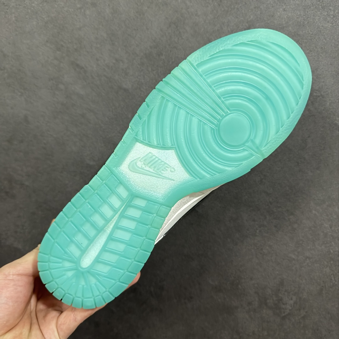 图片[9]-特价【GQ福利】NK Dunk Low 系列纯原福利特价 口碑大厂出品 品控大底版型不断改良更新品质稳定 全套原纸板楦头开发 确保原汁原味 完美呈现DUNK版型 原厂玻璃冲刀 超高清洁度 全鞋零毛边皮料切割 全鞋以白绿色呈现 红色和蓝色点缀 鞋面采用皮革和翻毛皮材质拼接打造 并在翻毛皮上加入了龙鳞纹图案 鞋带扣也换成了龙爪样式 新年氛围感十足 尺码：36 36.5 37.5 38 38.5 39 40 40.5 41 42 42.5 43 44 44.5 45 46 货号：FN3433-141-选品中心