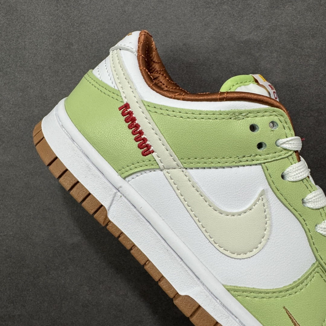 图片[6]-特价【GQ福利】NK Dunk Low 系列纯原福利特价 口碑大厂出品 品控大底版型不断改良更新品质稳定 全套原纸板楦头开发 确保原汁原味 完美呈现DUNK版型 原厂玻璃冲刀 超高清洁度 全鞋零毛边皮料切割 全鞋以白绿色呈现 红色和蓝色点缀 鞋面采用皮革和翻毛皮材质拼接打造 并在翻毛皮上加入了龙鳞纹图案 鞋带扣也换成了龙爪样式 新年氛围感十足 尺码：36 36.5 37.5 38 38.5 39 40 40.5 41 42 42.5 43 44 44.5 45 46 货号：HV6001-101-选品中心