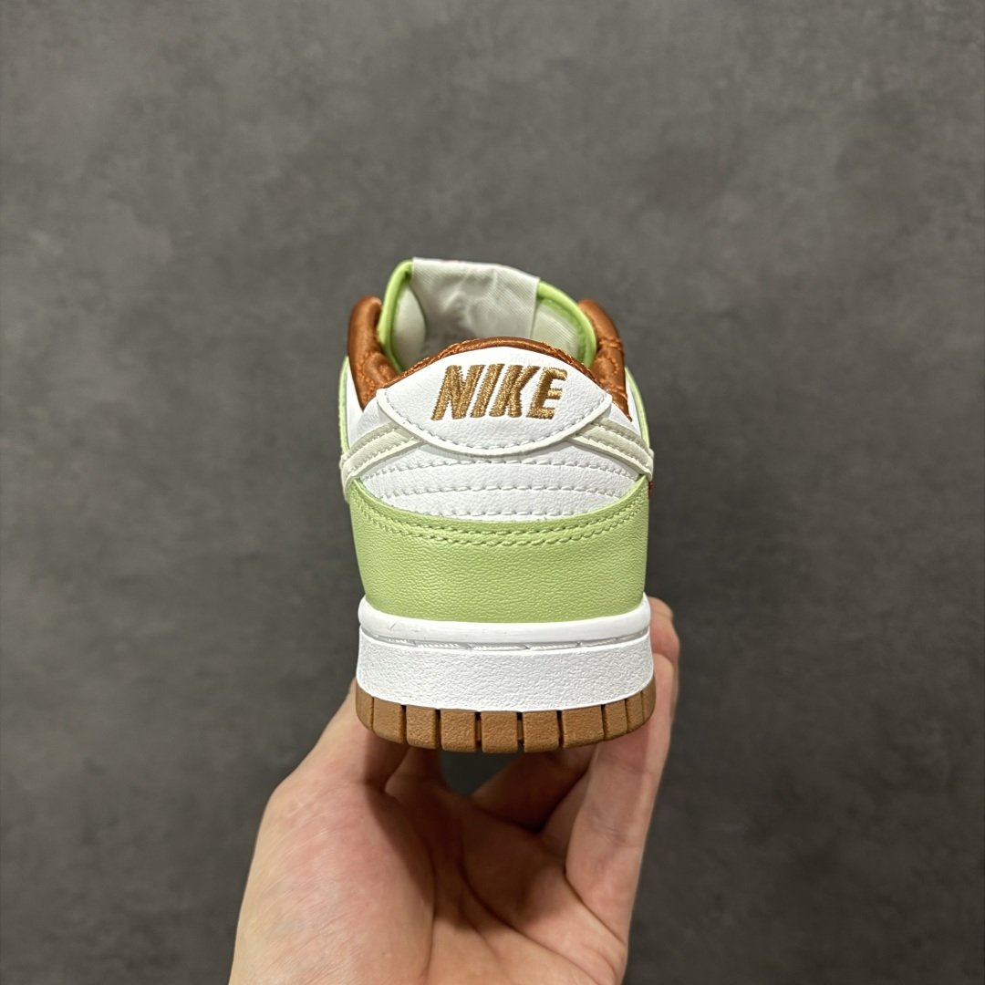 图片[4]-特价【GQ福利】NK Dunk Low 系列纯原福利特价 口碑大厂出品 品控大底版型不断改良更新品质稳定 全套原纸板楦头开发 确保原汁原味 完美呈现DUNK版型 原厂玻璃冲刀 超高清洁度 全鞋零毛边皮料切割 全鞋以白绿色呈现 红色和蓝色点缀 鞋面采用皮革和翻毛皮材质拼接打造 并在翻毛皮上加入了龙鳞纹图案 鞋带扣也换成了龙爪样式 新年氛围感十足 尺码：36 36.5 37.5 38 38.5 39 40 40.5 41 42 42.5 43 44 44.5 45 46 货号：HV6001-101-选品中心