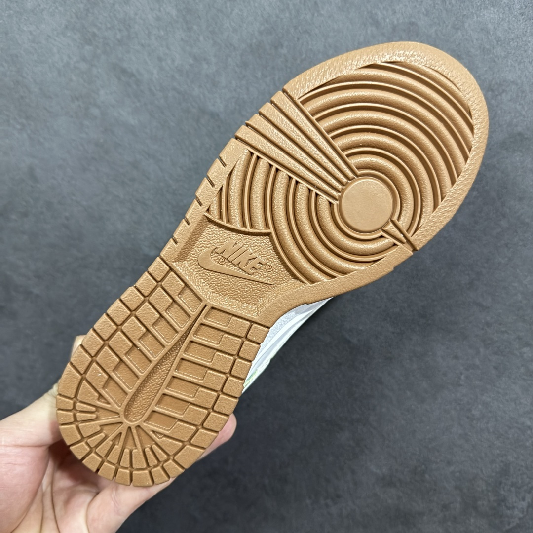 图片[9]-特价【GQ福利】NK Dunk Low 系列纯原福利特价 口碑大厂出品 品控大底版型不断改良更新品质稳定 全套原纸板楦头开发 确保原汁原味 完美呈现DUNK版型 原厂玻璃冲刀 超高清洁度 全鞋零毛边皮料切割 全鞋以白绿色呈现 红色和蓝色点缀 鞋面采用皮革和翻毛皮材质拼接打造 并在翻毛皮上加入了龙鳞纹图案 鞋带扣也换成了龙爪样式 新年氛围感十足 尺码：36 36.5 37.5 38 38.5 39 40 40.5 41 42 42.5 43 44 44.5 45 46 货号：HV6001-101-选品中心