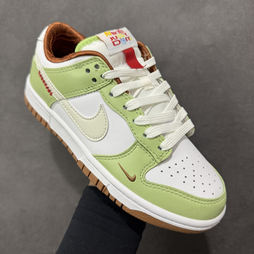 图片[3]-特价【GQ福利】NK Dunk Low 系列纯原福利特价 口碑大厂出品 品控大底版型不断改良更新品质稳定 全套原纸板楦头开发 确保原汁原味 完美呈现DUNK版型 原厂玻璃冲刀 超高清洁度 全鞋零毛边皮料切割 全鞋以白绿色呈现 红色和蓝色点缀 鞋面采用皮革和翻毛皮材质拼接打造 并在翻毛皮上加入了龙鳞纹图案 鞋带扣也换成了龙爪样式 新年氛围感十足 尺码：36 36.5 37.5 38 38.5 39 40 40.5 41 42 42.5 43 44 44.5 45 46 货号：HV6001-101-选品中心