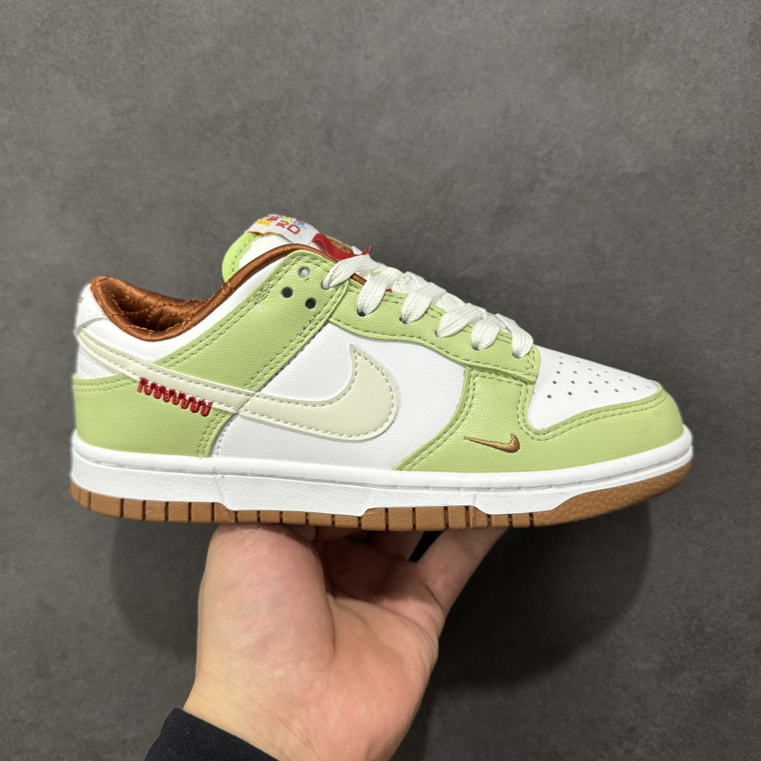 特价【GQ福利】NK Dunk Low 系列纯原福利特价 口碑大厂出品 品控大底版型不断改良更新品质稳定 全套原纸板楦头开发 确保原汁原味 完美呈现DUNK版型 原厂玻璃冲刀 超高清洁度 全鞋零毛边皮料切割 全鞋以白绿色呈现 红色和蓝色点缀 鞋面采用皮革和翻毛皮材质拼接打造 并在翻毛皮上加入了龙鳞纹图案 鞋带扣也换成了龙爪样式 新年氛围感十足 尺码：36 36.5 37.5 38 38.5 39 40 40.5 41 42 42.5 43 44 44.5 45 46 货号：HV6001-101-选品中心