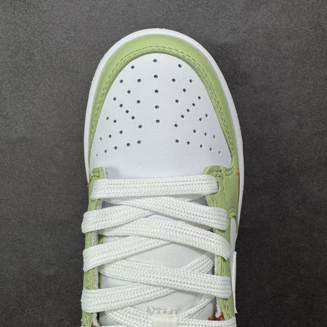 图片[8]-特价【GQ福利】NK Dunk Low 系列纯原福利特价 口碑大厂出品 品控大底版型不断改良更新品质稳定 全套原纸板楦头开发 确保原汁原味 完美呈现DUNK版型 原厂玻璃冲刀 超高清洁度 全鞋零毛边皮料切割 全鞋以白绿色呈现 红色和蓝色点缀 鞋面采用皮革和翻毛皮材质拼接打造 并在翻毛皮上加入了龙鳞纹图案 鞋带扣也换成了龙爪样式 新年氛围感十足 尺码：36 36.5 37.5 38 38.5 39 40 40.5 41 42 42.5 43 44 44.5 45 46 货号：HV6001-101-选品中心