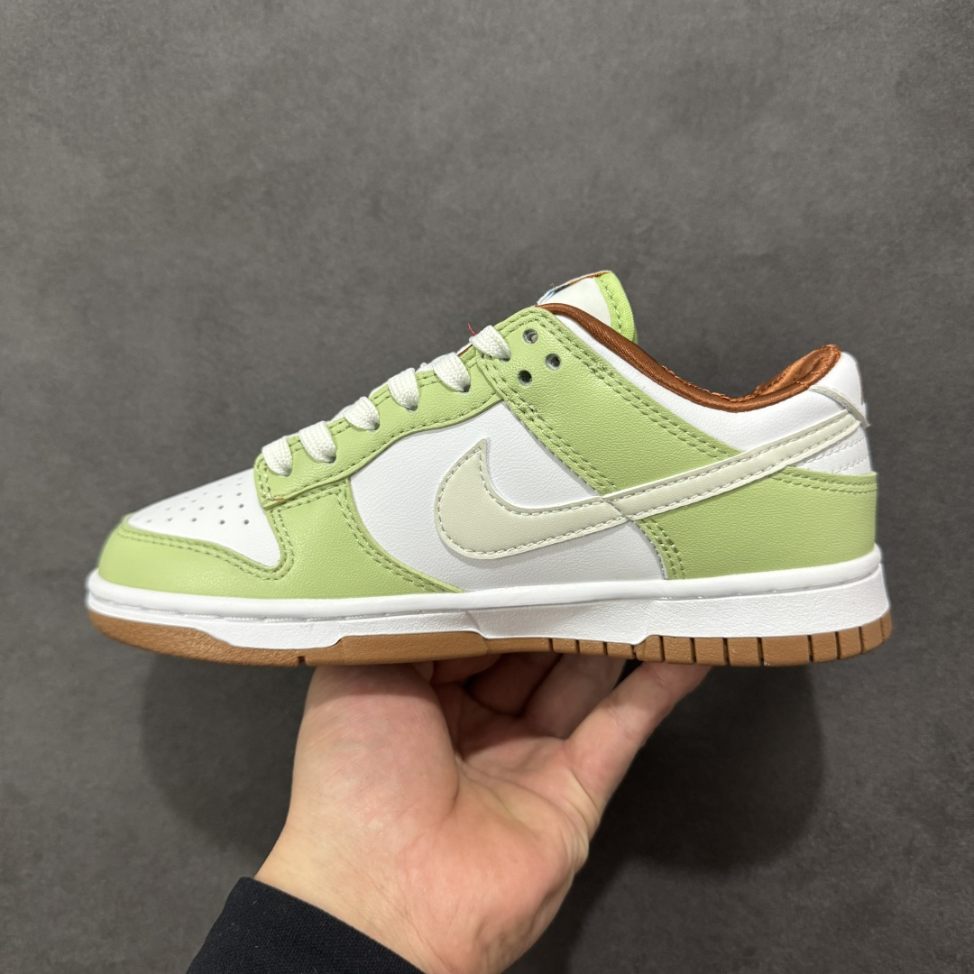 图片[2]-特价【GQ福利】NK Dunk Low 系列纯原福利特价 口碑大厂出品 品控大底版型不断改良更新品质稳定 全套原纸板楦头开发 确保原汁原味 完美呈现DUNK版型 原厂玻璃冲刀 超高清洁度 全鞋零毛边皮料切割 全鞋以白绿色呈现 红色和蓝色点缀 鞋面采用皮革和翻毛皮材质拼接打造 并在翻毛皮上加入了龙鳞纹图案 鞋带扣也换成了龙爪样式 新年氛围感十足 尺码：36 36.5 37.5 38 38.5 39 40 40.5 41 42 42.5 43 44 44.5 45 46 货号：HV6001-101-选品中心