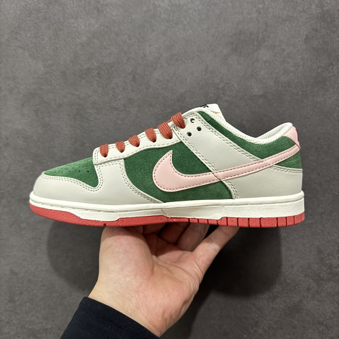 图片[2]-特价【GQ福利】NK Dunk Low 系列纯原福利特价 口碑大厂出品 品控大底版型不断改良更新品质稳定 全套原纸板楦头开发 确保原汁原味 完美呈现DUNK版型 原厂玻璃冲刀 超高清洁度 全鞋零毛边皮料切割 全鞋以白绿色呈现 红色和蓝色点缀 鞋面采用皮革和翻毛皮材质拼接打造 并在翻毛皮上加入了龙鳞纹图案 鞋带扣也换成了龙爪样式 新年氛围感十足 尺码：36 36.5 37.5 38 38.5 39 40 40.5 41 42 42.5 43 44 44.5 45 46 货号：FQ8080-133-选品中心