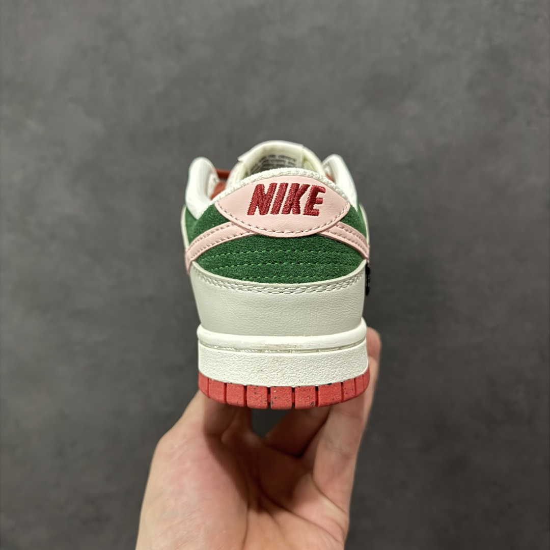 图片[4]-特价【GQ福利】NK Dunk Low 系列纯原福利特价 口碑大厂出品 品控大底版型不断改良更新品质稳定 全套原纸板楦头开发 确保原汁原味 完美呈现DUNK版型 原厂玻璃冲刀 超高清洁度 全鞋零毛边皮料切割 全鞋以白绿色呈现 红色和蓝色点缀 鞋面采用皮革和翻毛皮材质拼接打造 并在翻毛皮上加入了龙鳞纹图案 鞋带扣也换成了龙爪样式 新年氛围感十足 尺码：36 36.5 37.5 38 38.5 39 40 40.5 41 42 42.5 43 44 44.5 45 46 货号：FQ8080-133-选品中心