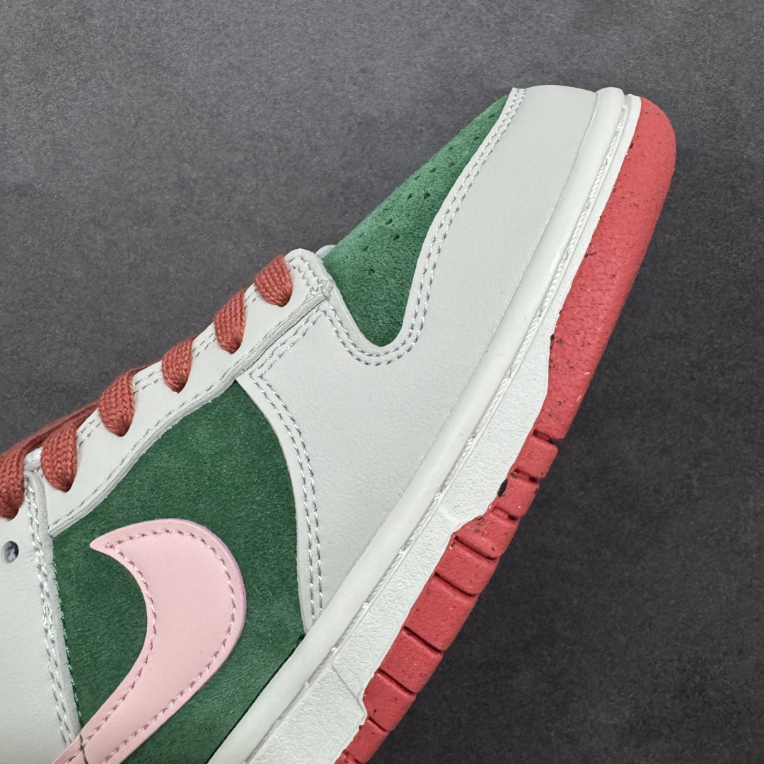 图片[5]-特价【GQ福利】NK Dunk Low 系列纯原福利特价 口碑大厂出品 品控大底版型不断改良更新品质稳定 全套原纸板楦头开发 确保原汁原味 完美呈现DUNK版型 原厂玻璃冲刀 超高清洁度 全鞋零毛边皮料切割 全鞋以白绿色呈现 红色和蓝色点缀 鞋面采用皮革和翻毛皮材质拼接打造 并在翻毛皮上加入了龙鳞纹图案 鞋带扣也换成了龙爪样式 新年氛围感十足 尺码：36 36.5 37.5 38 38.5 39 40 40.5 41 42 42.5 43 44 44.5 45 46 货号：FQ8080-133-选品中心