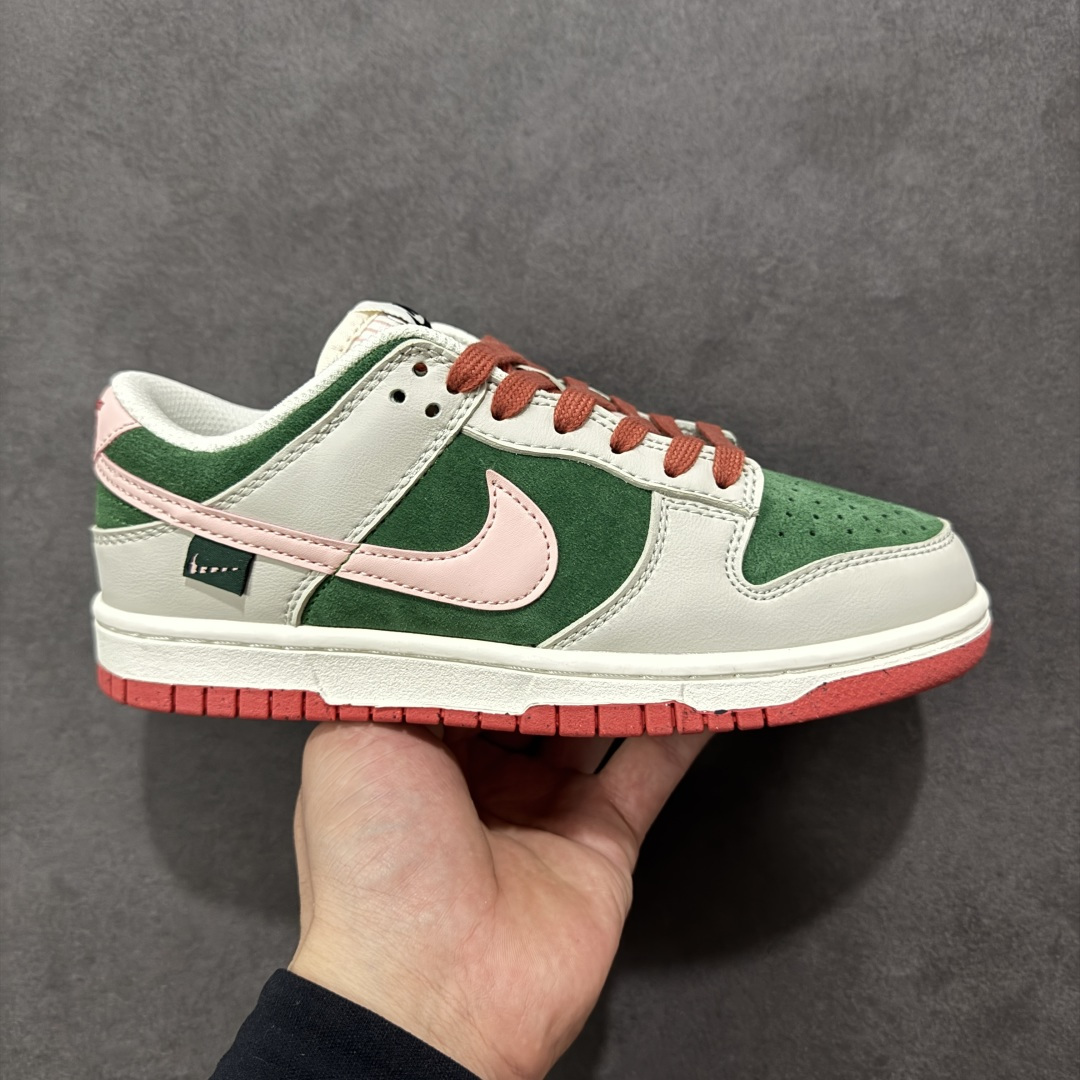 特价【GQ福利】NK Dunk Low 系列纯原福利特价 口碑大厂出品 品控大底版型不断改良更新品质稳定 全套原纸板楦头开发 确保原汁原味 完美呈现DUNK版型 原厂玻璃冲刀 超高清洁度 全鞋零毛边皮料切割 全鞋以白绿色呈现 红色和蓝色点缀 鞋面采用皮革和翻毛皮材质拼接打造 并在翻毛皮上加入了龙鳞纹图案 鞋带扣也换成了龙爪样式 新年氛围感十足 尺码：36 36.5 37.5 38 38.5 39 40 40.5 41 42 42.5 43 44 44.5 45 46 货号：FQ8080-133-选品中心