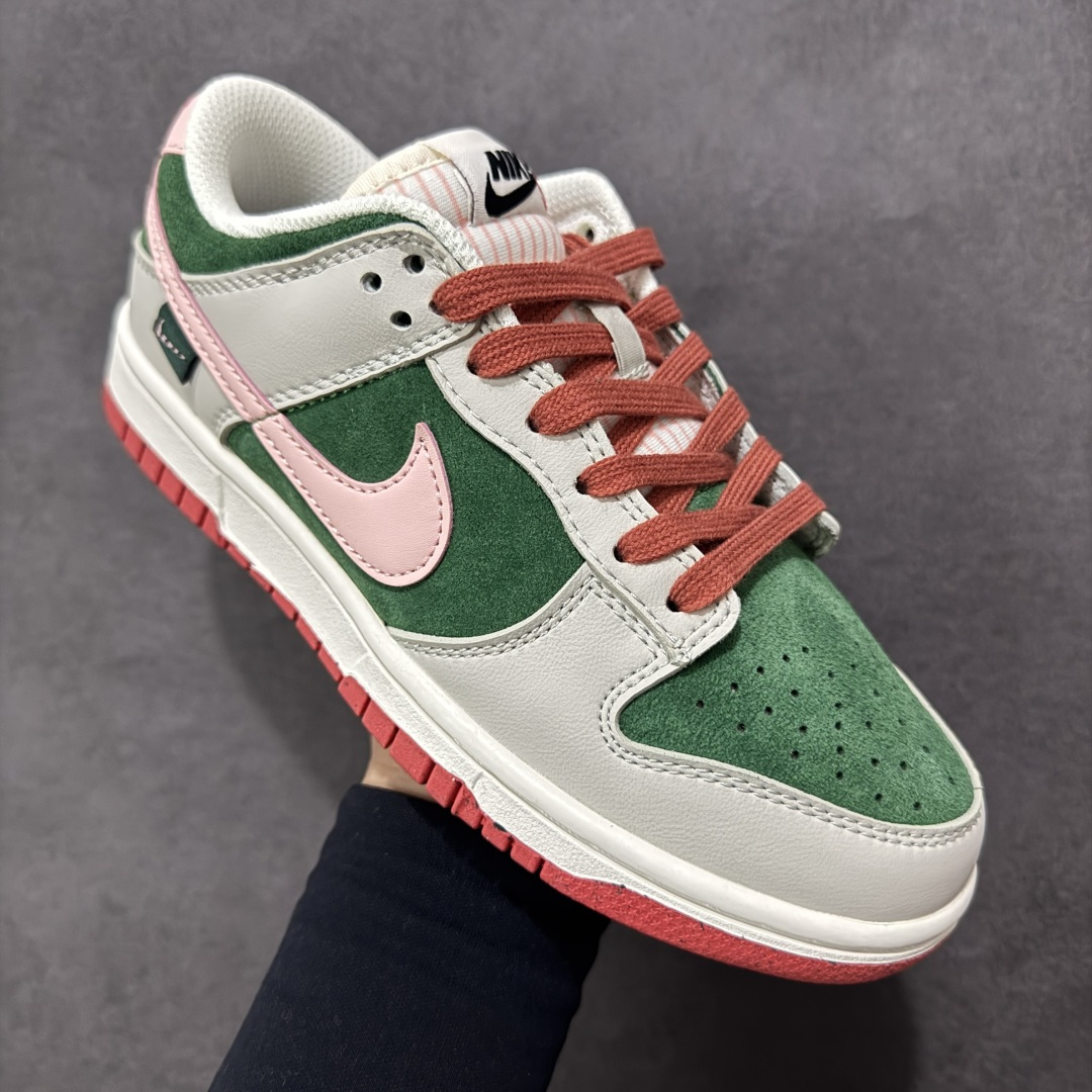 图片[3]-特价【GQ福利】NK Dunk Low 系列纯原福利特价 口碑大厂出品 品控大底版型不断改良更新品质稳定 全套原纸板楦头开发 确保原汁原味 完美呈现DUNK版型 原厂玻璃冲刀 超高清洁度 全鞋零毛边皮料切割 全鞋以白绿色呈现 红色和蓝色点缀 鞋面采用皮革和翻毛皮材质拼接打造 并在翻毛皮上加入了龙鳞纹图案 鞋带扣也换成了龙爪样式 新年氛围感十足 尺码：36 36.5 37.5 38 38.5 39 40 40.5 41 42 42.5 43 44 44.5 45 46 货号：FQ8080-133-选品中心