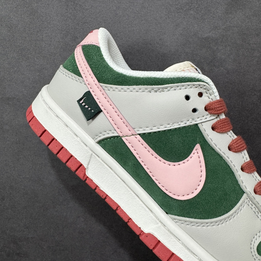 图片[6]-特价【GQ福利】NK Dunk Low 系列纯原福利特价 口碑大厂出品 品控大底版型不断改良更新品质稳定 全套原纸板楦头开发 确保原汁原味 完美呈现DUNK版型 原厂玻璃冲刀 超高清洁度 全鞋零毛边皮料切割 全鞋以白绿色呈现 红色和蓝色点缀 鞋面采用皮革和翻毛皮材质拼接打造 并在翻毛皮上加入了龙鳞纹图案 鞋带扣也换成了龙爪样式 新年氛围感十足 尺码：36 36.5 37.5 38 38.5 39 40 40.5 41 42 42.5 43 44 44.5 45 46 货号：FQ8080-133-选品中心