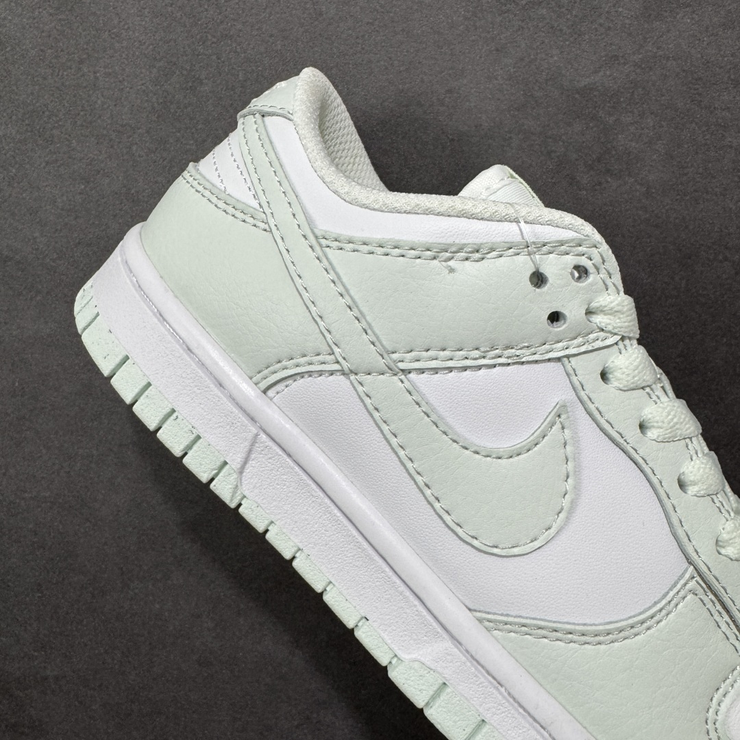 图片[6]-特价【GQ福利】NK Dunk Low 系列纯原福利特价 口碑大厂出品 品控大底版型不断改良更新品质稳定 全套原纸板楦头开发 确保原汁原味 完美呈现DUNK版型 原厂玻璃冲刀 超高清洁度 全鞋零毛边皮料切割 全鞋以白绿色呈现 红色和蓝色点缀 鞋面采用皮革和翻毛皮材质拼接打造 并在翻毛皮上加入了龙鳞纹图案 鞋带扣也换成了龙爪样式 新年氛围感十足 尺码：36 36.5 37.5 38 38.5 39 40 40.5 41 42 42.5 43 44 44.5 45 46 货号：DN1431-102-选品中心