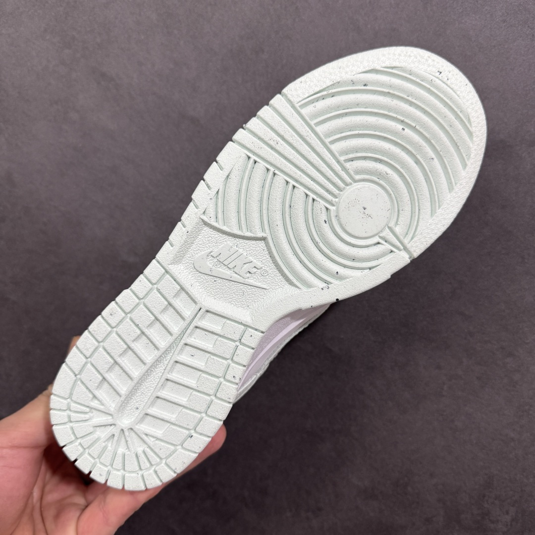 图片[9]-特价【GQ福利】NK Dunk Low 系列纯原福利特价 口碑大厂出品 品控大底版型不断改良更新品质稳定 全套原纸板楦头开发 确保原汁原味 完美呈现DUNK版型 原厂玻璃冲刀 超高清洁度 全鞋零毛边皮料切割 全鞋以白绿色呈现 红色和蓝色点缀 鞋面采用皮革和翻毛皮材质拼接打造 并在翻毛皮上加入了龙鳞纹图案 鞋带扣也换成了龙爪样式 新年氛围感十足 尺码：36 36.5 37.5 38 38.5 39 40 40.5 41 42 42.5 43 44 44.5 45 46 货号：DN1431-102-选品中心