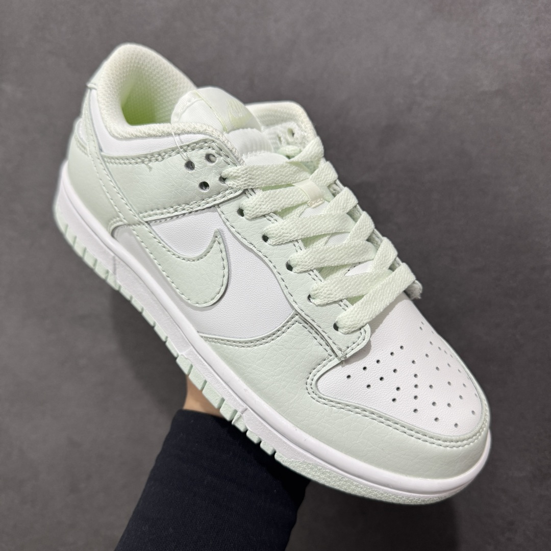 图片[3]-特价【GQ福利】NK Dunk Low 系列纯原福利特价 口碑大厂出品 品控大底版型不断改良更新品质稳定 全套原纸板楦头开发 确保原汁原味 完美呈现DUNK版型 原厂玻璃冲刀 超高清洁度 全鞋零毛边皮料切割 全鞋以白绿色呈现 红色和蓝色点缀 鞋面采用皮革和翻毛皮材质拼接打造 并在翻毛皮上加入了龙鳞纹图案 鞋带扣也换成了龙爪样式 新年氛围感十足 尺码：36 36.5 37.5 38 38.5 39 40 40.5 41 42 42.5 43 44 44.5 45 46 货号：DN1431-102-选品中心