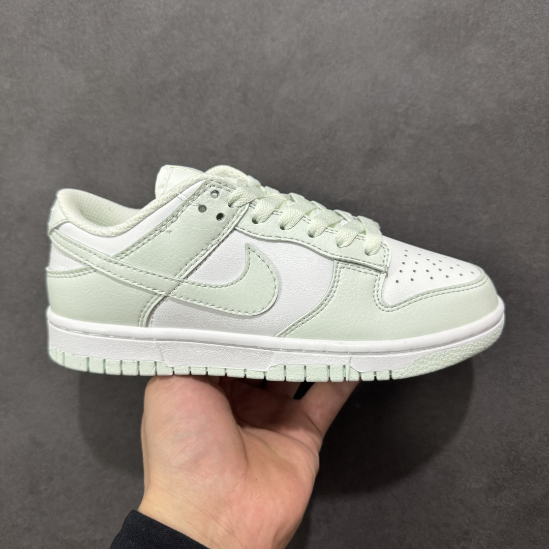 特价【GQ福利】NK Dunk Low 系列纯原福利特价 口碑大厂出品 品控大底版型不断改良更新品质稳定 全套原纸板楦头开发 确保原汁原味 完美呈现DUNK版型 原厂玻璃冲刀 超高清洁度 全鞋零毛边皮料切割 全鞋以白绿色呈现 红色和蓝色点缀 鞋面采用皮革和翻毛皮材质拼接打造 并在翻毛皮上加入了龙鳞纹图案 鞋带扣也换成了龙爪样式 新年氛围感十足 尺码：36 36.5 37.5 38 38.5 39 40 40.5 41 42 42.5 43 44 44.5 45 46 货号：DN1431-102-选品中心