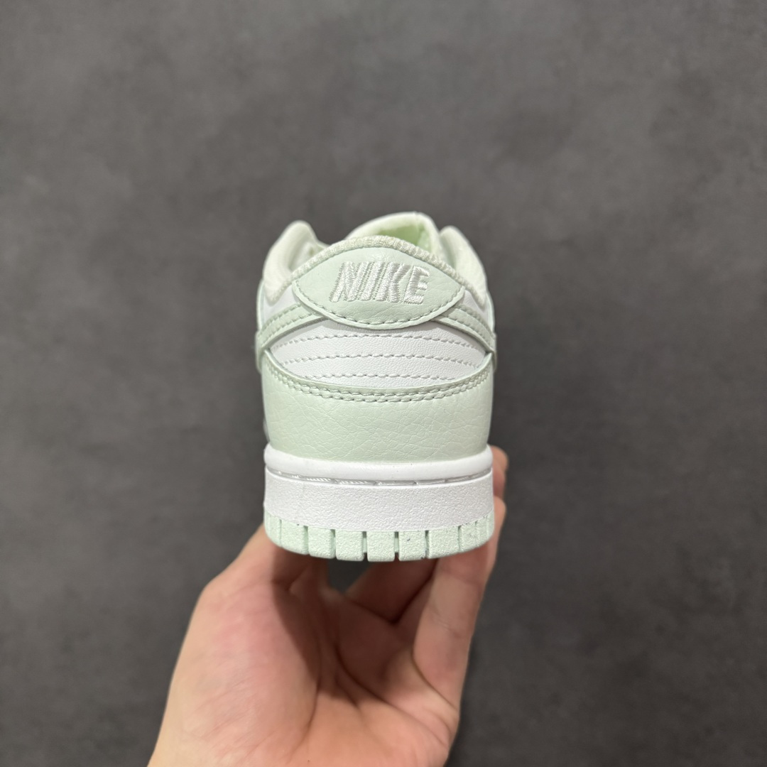 图片[4]-特价【GQ福利】NK Dunk Low 系列纯原福利特价 口碑大厂出品 品控大底版型不断改良更新品质稳定 全套原纸板楦头开发 确保原汁原味 完美呈现DUNK版型 原厂玻璃冲刀 超高清洁度 全鞋零毛边皮料切割 全鞋以白绿色呈现 红色和蓝色点缀 鞋面采用皮革和翻毛皮材质拼接打造 并在翻毛皮上加入了龙鳞纹图案 鞋带扣也换成了龙爪样式 新年氛围感十足 尺码：36 36.5 37.5 38 38.5 39 40 40.5 41 42 42.5 43 44 44.5 45 46 货号：DN1431-102-选品中心