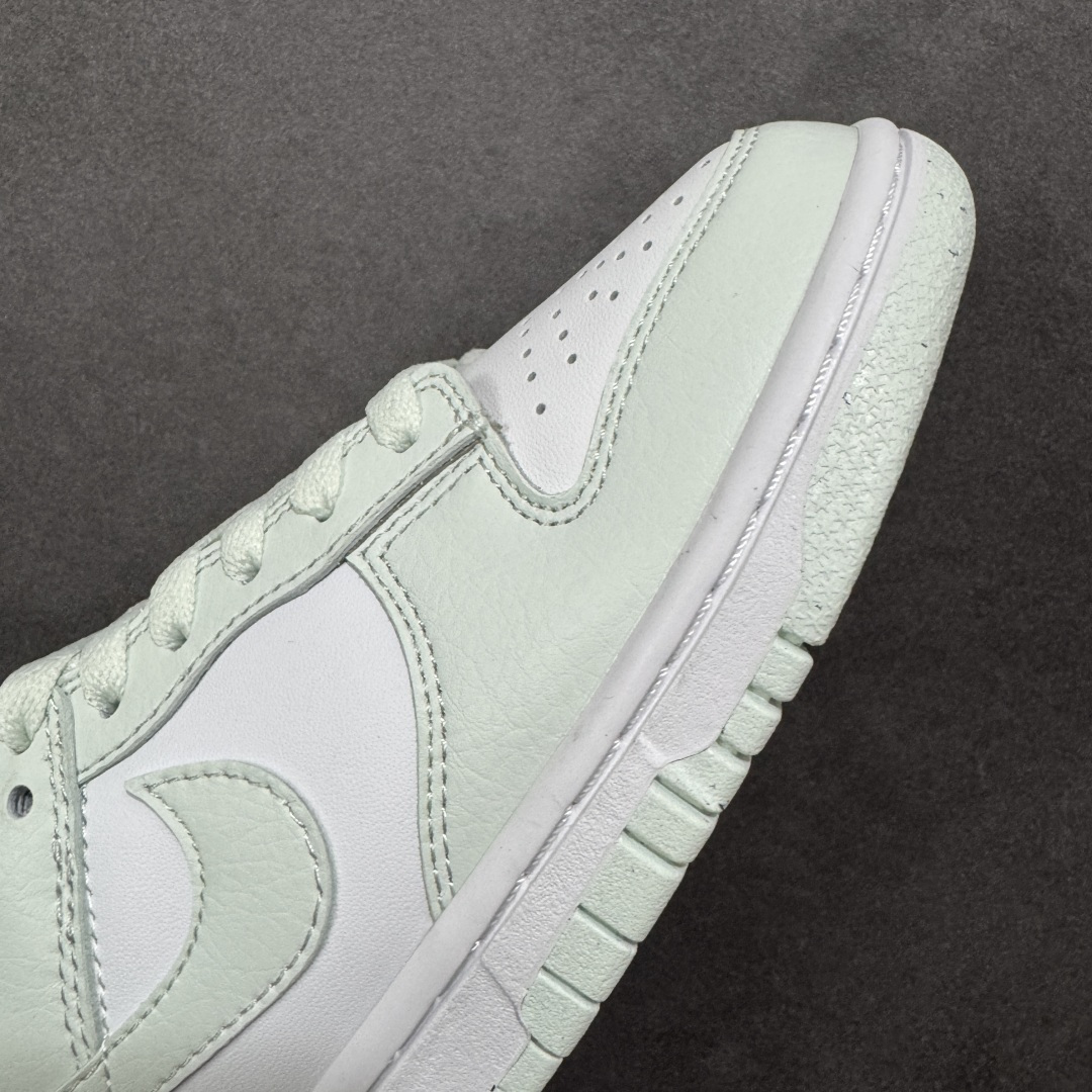 图片[5]-特价【GQ福利】NK Dunk Low 系列纯原福利特价 口碑大厂出品 品控大底版型不断改良更新品质稳定 全套原纸板楦头开发 确保原汁原味 完美呈现DUNK版型 原厂玻璃冲刀 超高清洁度 全鞋零毛边皮料切割 全鞋以白绿色呈现 红色和蓝色点缀 鞋面采用皮革和翻毛皮材质拼接打造 并在翻毛皮上加入了龙鳞纹图案 鞋带扣也换成了龙爪样式 新年氛围感十足 尺码：36 36.5 37.5 38 38.5 39 40 40.5 41 42 42.5 43 44 44.5 45 46 货号：DN1431-102-选品中心