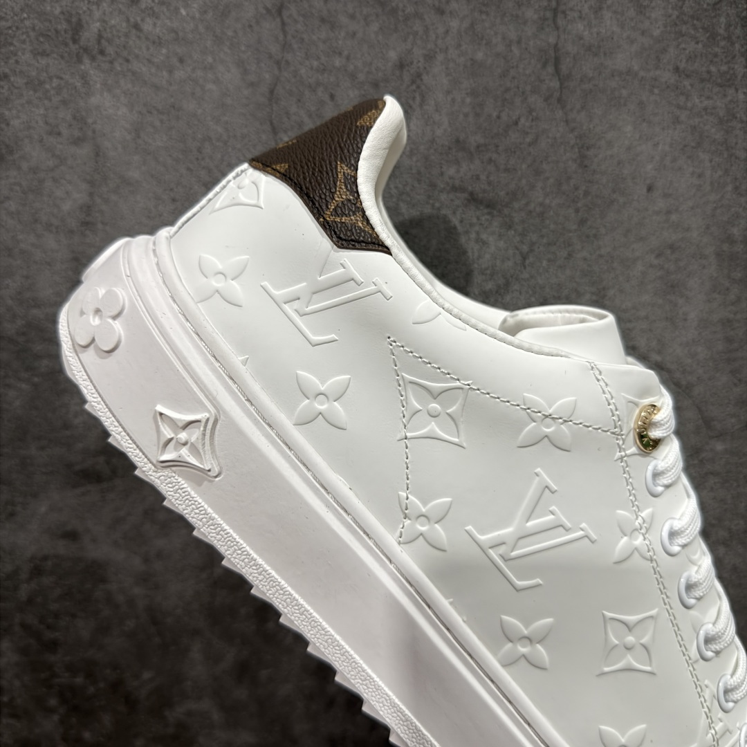 图片[7]-【莞产礼盒版】Louis Vuitton New Arrival 系列 LV Time Out 情侣小白鞋 ✦ 小白鞋正统线条：干净、高级、显脚瘦 ✦ 经典 Monogram 老花：辨识度满分，一眼奢侈 ✦ 进口头层小牛皮鞋面：细腻、柔韧、鞋面更挺括 ✦ 羊皮内里：脚感软糯不磨脚，全天穿无压力 ✦ 原楦开发：版型挺拔、比例更精致 ✦ 鞋边立体雕花纹理：细节完全到位，质感直观可见 ✦ 轻量橡胶大底：抓地防滑，上脚轻盈不累 ✦ 情侣款百搭属性：通勤、休闲、旅行全能搭配 ✦ 专柜级包装：原装鞋盒 / 防尘袋 / 配件齐全 尺码：35-45-选品中心
