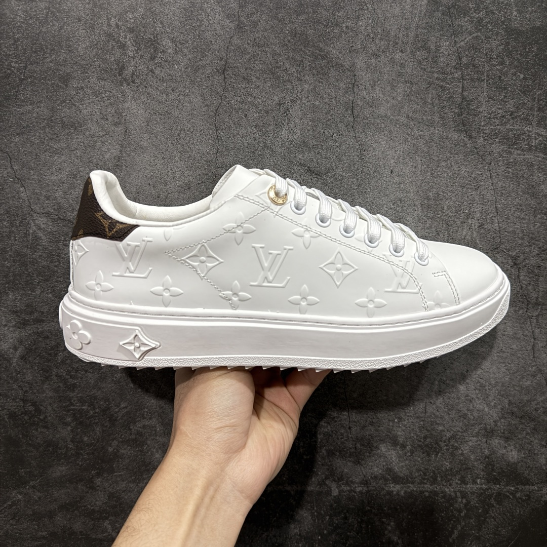 【莞产礼盒版】Louis Vuitton New Arrival 系列 LV Time Out 情侣小白鞋 ✦ 小白鞋正统线条：干净、高级、显脚瘦 ✦ 经典 Monogram 老花：辨识度满分，一眼奢侈 ✦ 进口头层小牛皮鞋面：细腻、柔韧、鞋面更挺括 ✦ 羊皮内里：脚感软糯不磨脚，全天穿无压力 ✦ 原楦开发：版型挺拔、比例更精致 ✦ 鞋边立体雕花纹理：细节完全到位，质感直观可见 ✦ 轻量橡胶大底：抓地防滑，上脚轻盈不累 ✦ 情侣款百搭属性：通勤、休闲、旅行全能搭配 ✦ 专柜级包装：原装鞋盒 / 防尘袋 / 配件齐全 尺码：35-45-选品中心