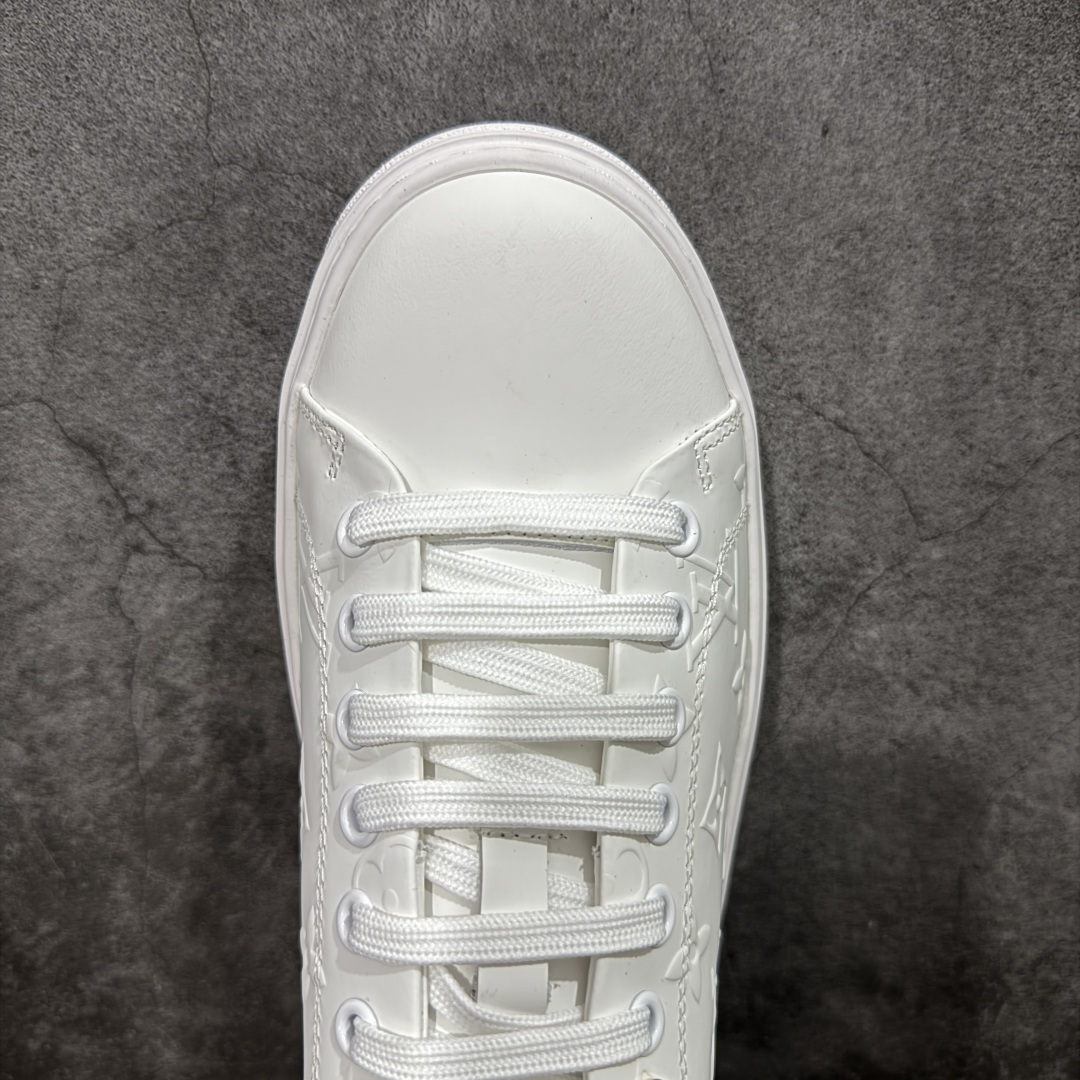 图片[5]-【莞产礼盒版】Louis Vuitton New Arrival 系列 LV Time Out 情侣小白鞋 ✦ 小白鞋正统线条：干净、高级、显脚瘦 ✦ 经典 Monogram 老花：辨识度满分，一眼奢侈 ✦ 进口头层小牛皮鞋面：细腻、柔韧、鞋面更挺括 ✦ 羊皮内里：脚感软糯不磨脚，全天穿无压力 ✦ 原楦开发：版型挺拔、比例更精致 ✦ 鞋边立体雕花纹理：细节完全到位，质感直观可见 ✦ 轻量橡胶大底：抓地防滑，上脚轻盈不累 ✦ 情侣款百搭属性：通勤、休闲、旅行全能搭配 ✦ 专柜级包装：原装鞋盒 / 防尘袋 / 配件齐全 尺码：35-45-选品中心