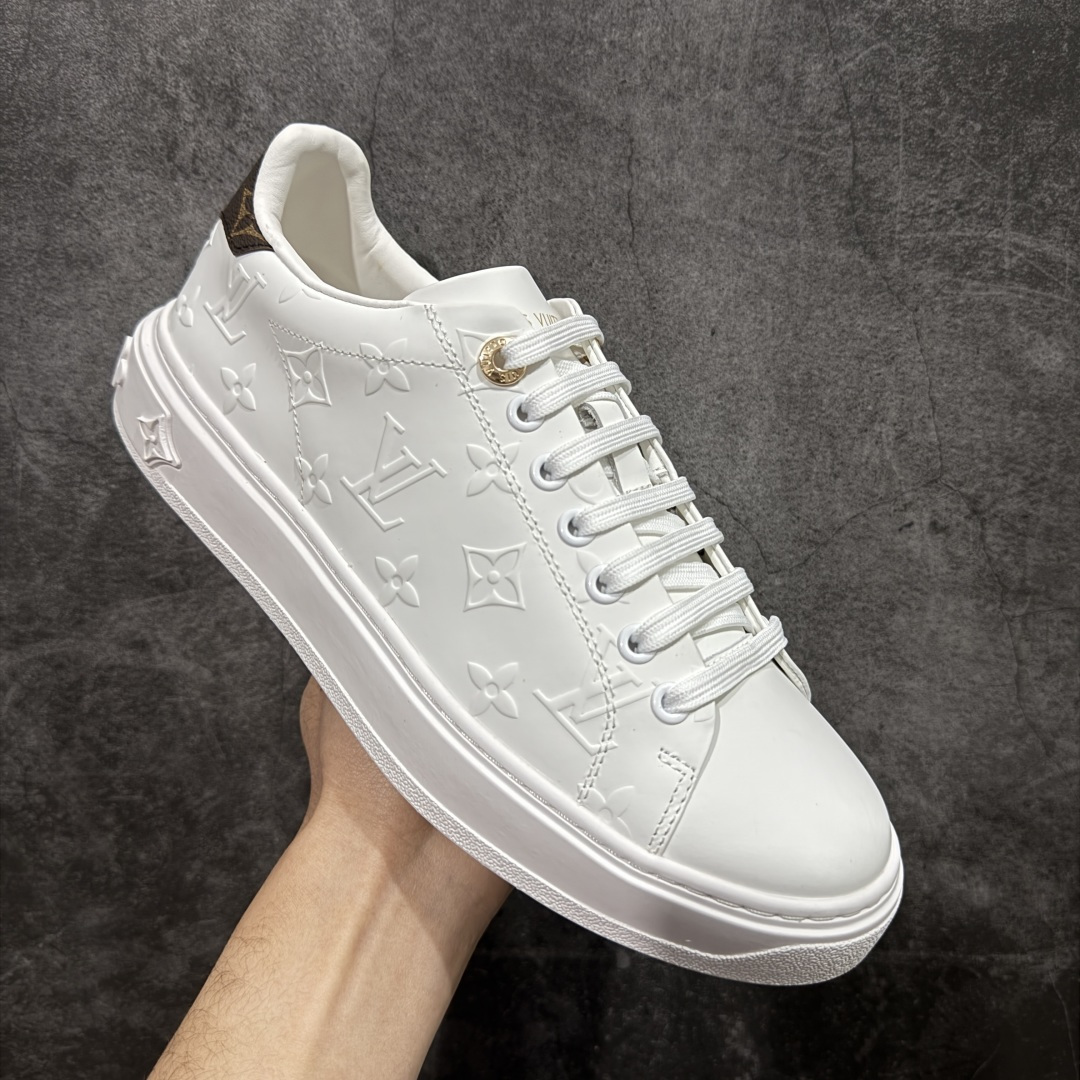 图片[3]-【莞产礼盒版】Louis Vuitton New Arrival 系列 LV Time Out 情侣小白鞋 ✦ 小白鞋正统线条：干净、高级、显脚瘦 ✦ 经典 Monogram 老花：辨识度满分，一眼奢侈 ✦ 进口头层小牛皮鞋面：细腻、柔韧、鞋面更挺括 ✦ 羊皮内里：脚感软糯不磨脚，全天穿无压力 ✦ 原楦开发：版型挺拔、比例更精致 ✦ 鞋边立体雕花纹理：细节完全到位，质感直观可见 ✦ 轻量橡胶大底：抓地防滑，上脚轻盈不累 ✦ 情侣款百搭属性：通勤、休闲、旅行全能搭配 ✦ 专柜级包装：原装鞋盒 / 防尘袋 / 配件齐全 尺码：35-45-选品中心