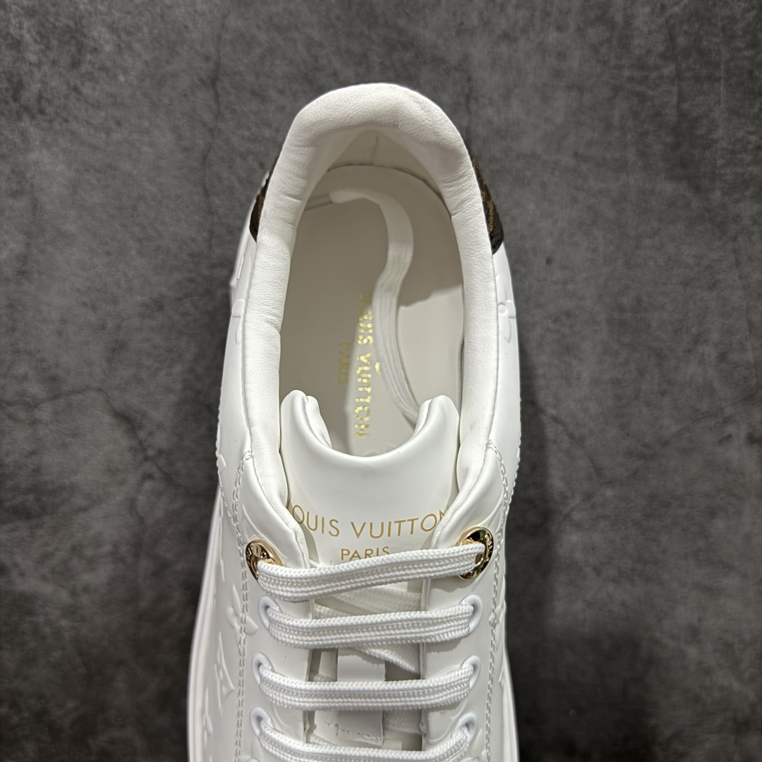 图片[8]-【莞产礼盒版】Louis Vuitton New Arrival 系列 LV Time Out 情侣小白鞋 ✦ 小白鞋正统线条：干净、高级、显脚瘦 ✦ 经典 Monogram 老花：辨识度满分，一眼奢侈 ✦ 进口头层小牛皮鞋面：细腻、柔韧、鞋面更挺括 ✦ 羊皮内里：脚感软糯不磨脚，全天穿无压力 ✦ 原楦开发：版型挺拔、比例更精致 ✦ 鞋边立体雕花纹理：细节完全到位，质感直观可见 ✦ 轻量橡胶大底：抓地防滑，上脚轻盈不累 ✦ 情侣款百搭属性：通勤、休闲、旅行全能搭配 ✦ 专柜级包装：原装鞋盒 / 防尘袋 / 配件齐全 尺码：35-45-选品中心