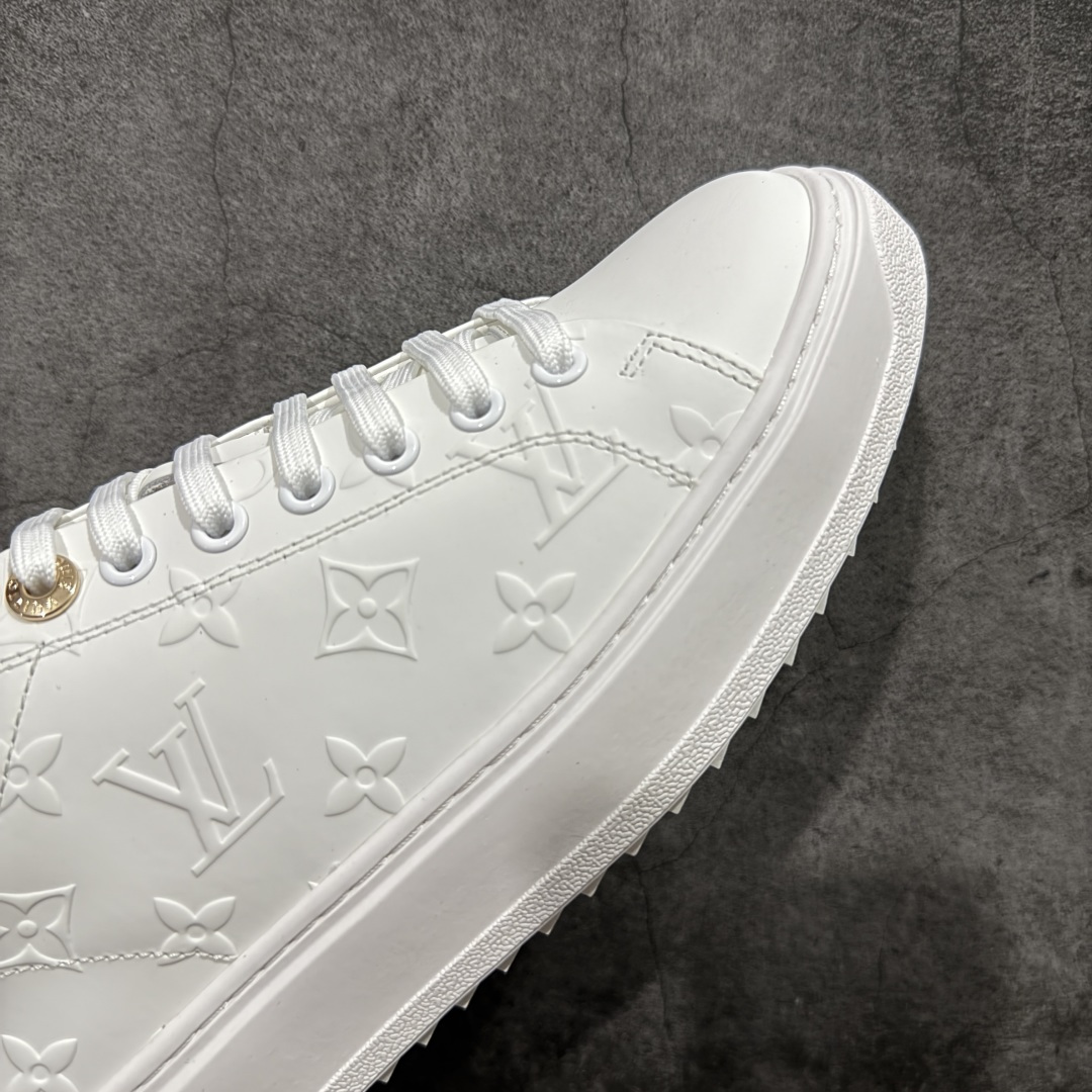 图片[6]-【莞产礼盒版】Louis Vuitton New Arrival 系列 LV Time Out 情侣小白鞋 ✦ 小白鞋正统线条：干净、高级、显脚瘦 ✦ 经典 Monogram 老花：辨识度满分，一眼奢侈 ✦ 进口头层小牛皮鞋面：细腻、柔韧、鞋面更挺括 ✦ 羊皮内里：脚感软糯不磨脚，全天穿无压力 ✦ 原楦开发：版型挺拔、比例更精致 ✦ 鞋边立体雕花纹理：细节完全到位，质感直观可见 ✦ 轻量橡胶大底：抓地防滑，上脚轻盈不累 ✦ 情侣款百搭属性：通勤、休闲、旅行全能搭配 ✦ 专柜级包装：原装鞋盒 / 防尘袋 / 配件齐全 尺码：35-45-选品中心