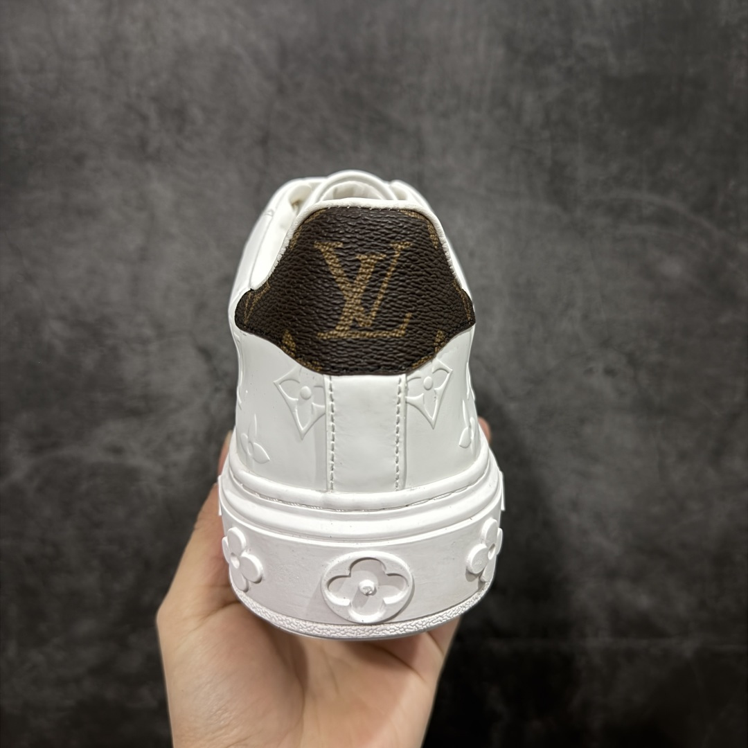 图片[4]-【莞产礼盒版】Louis Vuitton New Arrival 系列 LV Time Out 情侣小白鞋 ✦ 小白鞋正统线条：干净、高级、显脚瘦 ✦ 经典 Monogram 老花：辨识度满分，一眼奢侈 ✦ 进口头层小牛皮鞋面：细腻、柔韧、鞋面更挺括 ✦ 羊皮内里：脚感软糯不磨脚，全天穿无压力 ✦ 原楦开发：版型挺拔、比例更精致 ✦ 鞋边立体雕花纹理：细节完全到位，质感直观可见 ✦ 轻量橡胶大底：抓地防滑，上脚轻盈不累 ✦ 情侣款百搭属性：通勤、休闲、旅行全能搭配 ✦ 专柜级包装：原装鞋盒 / 防尘袋 / 配件齐全 尺码：35-45-选品中心
