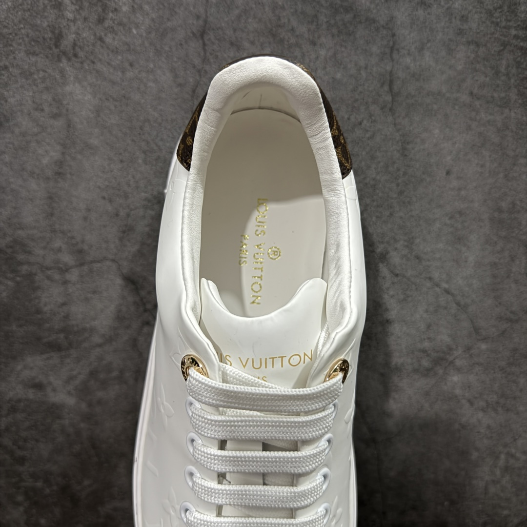 图片[8]-【莞产礼盒版】Louis Vuitton New Arrival 系列 LV Time Out 情侣小白鞋 ✦ 小白鞋正统线条：干净、高级、显脚瘦 ✦ 经典 Monogram 老花：辨识度满分，一眼奢侈 ✦ 进口头层小牛皮鞋面：细腻、柔韧、鞋面更挺括 ✦ 羊皮内里：脚感软糯不磨脚，全天穿无压力 ✦ 原楦开发：版型挺拔、比例更精致 ✦ 鞋边立体雕花纹理：细节完全到位，质感直观可见 ✦ 轻量橡胶大底：抓地防滑，上脚轻盈不累 ✦ 情侣款百搭属性：通勤、休闲、旅行全能搭配 ✦ 专柜级包装：原装鞋盒 / 防尘袋 / 配件齐全 尺码：35-45-选品中心