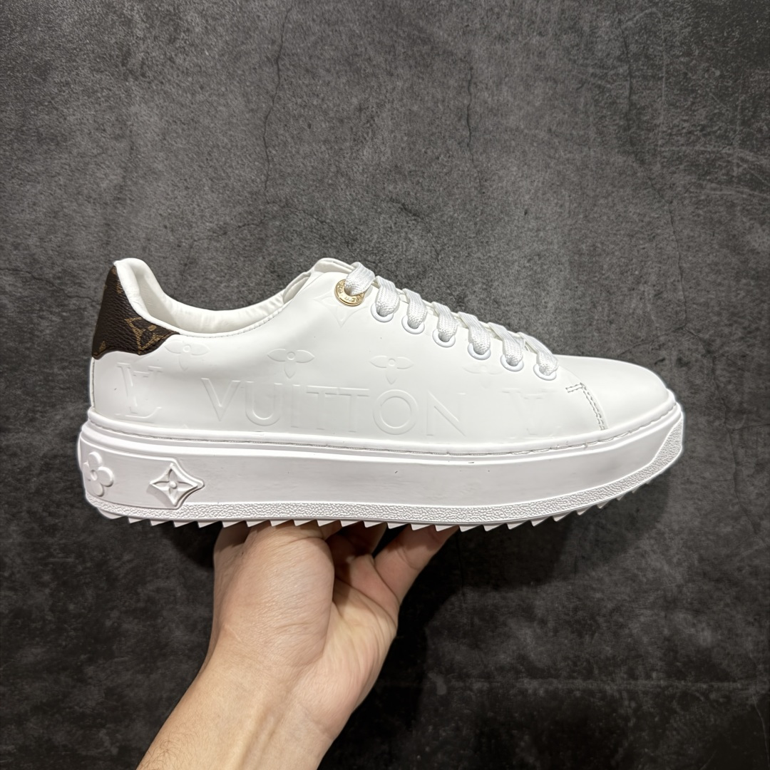 【莞产礼盒版】Louis Vuitton New Arrival 系列 LV Time Out 情侣小白鞋 ✦ 小白鞋正统线条：干净、高级、显脚瘦 ✦ 经典 Monogram 老花：辨识度满分，一眼奢侈 ✦ 进口头层小牛皮鞋面：细腻、柔韧、鞋面更挺括 ✦ 羊皮内里：脚感软糯不磨脚，全天穿无压力 ✦ 原楦开发：版型挺拔、比例更精致 ✦ 鞋边立体雕花纹理：细节完全到位，质感直观可见 ✦ 轻量橡胶大底：抓地防滑，上脚轻盈不累 ✦ 情侣款百搭属性：通勤、休闲、旅行全能搭配 ✦ 专柜级包装：原装鞋盒 / 防尘袋 / 配件齐全 尺码：35-45-选品中心