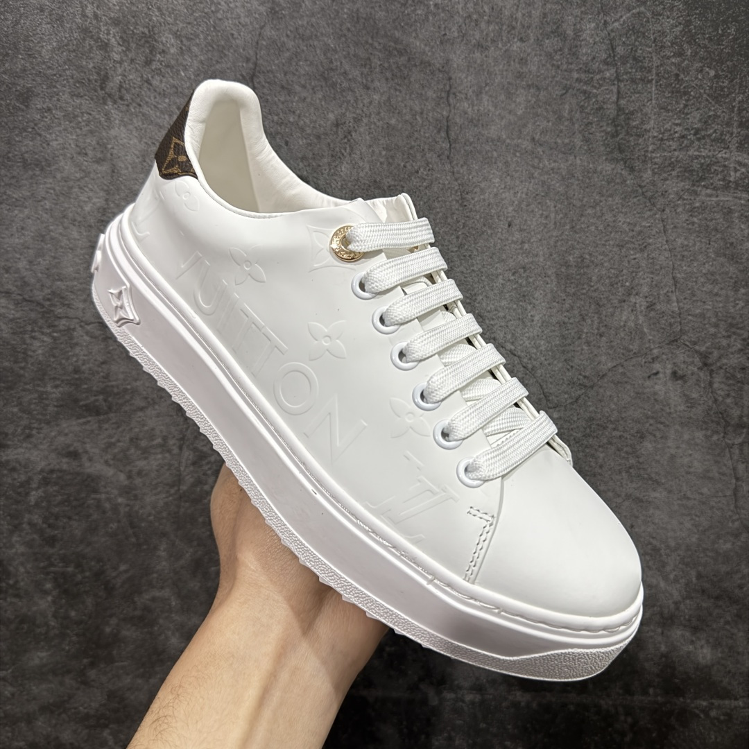 图片[3]-【莞产礼盒版】Louis Vuitton New Arrival 系列 LV Time Out 情侣小白鞋 ✦ 小白鞋正统线条：干净、高级、显脚瘦 ✦ 经典 Monogram 老花：辨识度满分，一眼奢侈 ✦ 进口头层小牛皮鞋面：细腻、柔韧、鞋面更挺括 ✦ 羊皮内里：脚感软糯不磨脚，全天穿无压力 ✦ 原楦开发：版型挺拔、比例更精致 ✦ 鞋边立体雕花纹理：细节完全到位，质感直观可见 ✦ 轻量橡胶大底：抓地防滑，上脚轻盈不累 ✦ 情侣款百搭属性：通勤、休闲、旅行全能搭配 ✦ 专柜级包装：原装鞋盒 / 防尘袋 / 配件齐全 尺码：35-45-选品中心